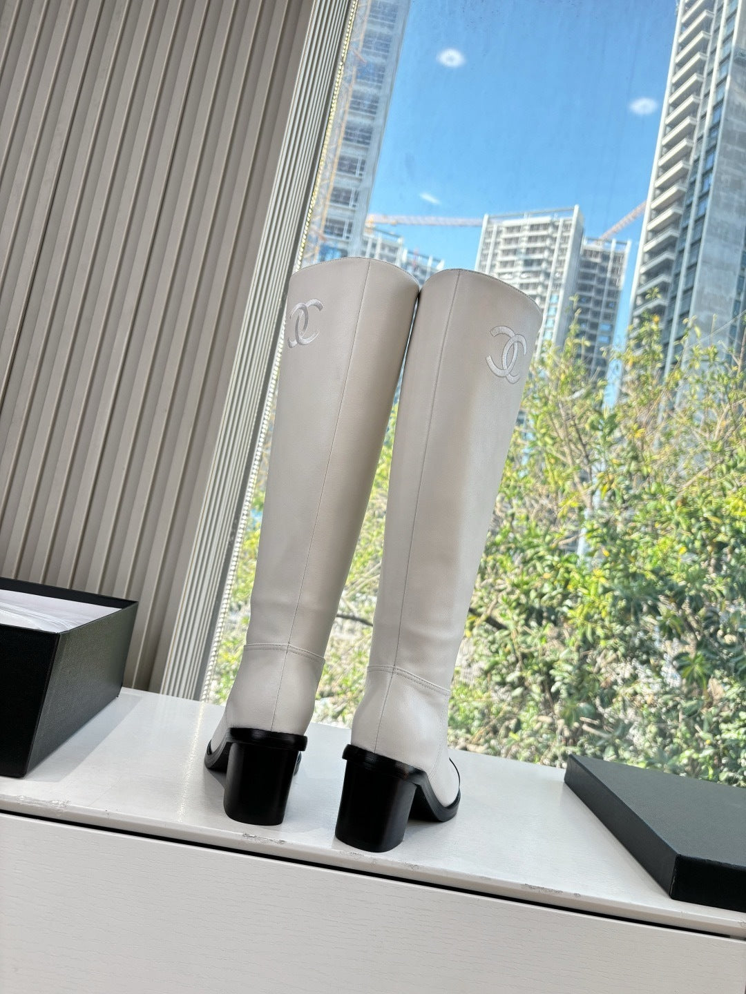 IVORY KNEE-HIGH LEATHER BOOTS WITH BLACK CAP TOE AND BLOCK HEEL