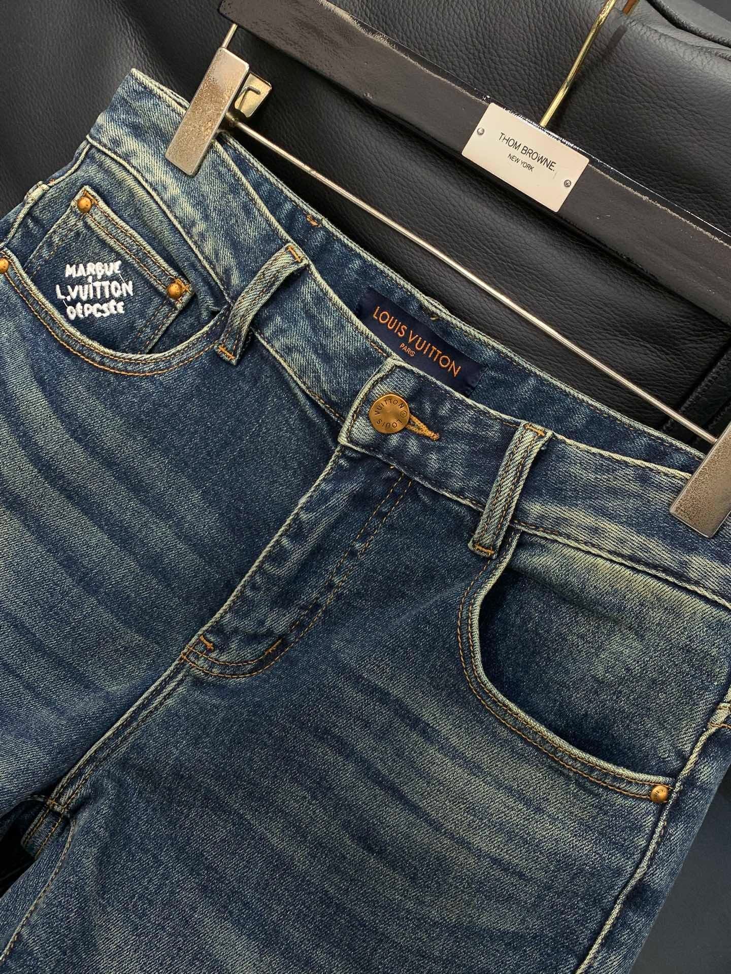 Schmal geschnittene, verwaschene Jeans