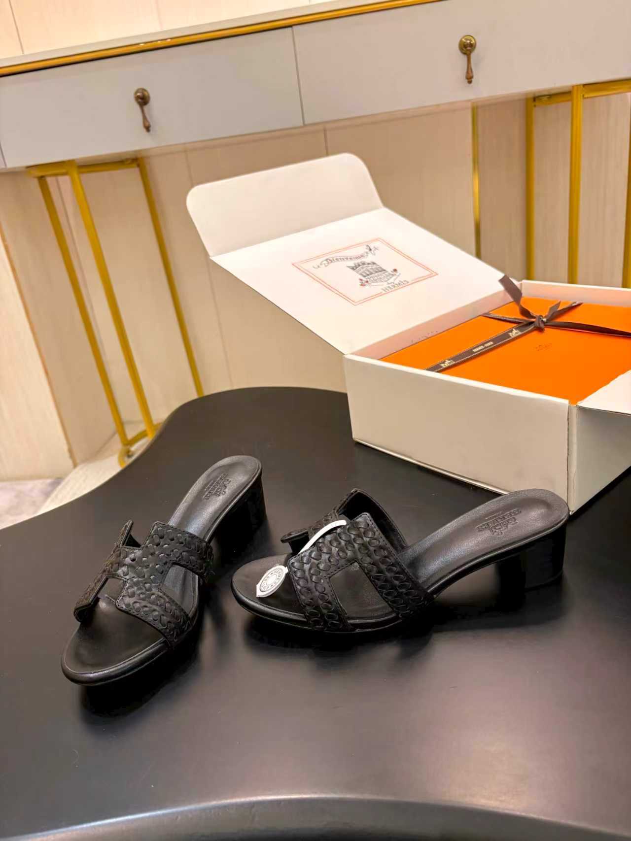 BLACK LEATHER HEELED SLIDE SANDALS