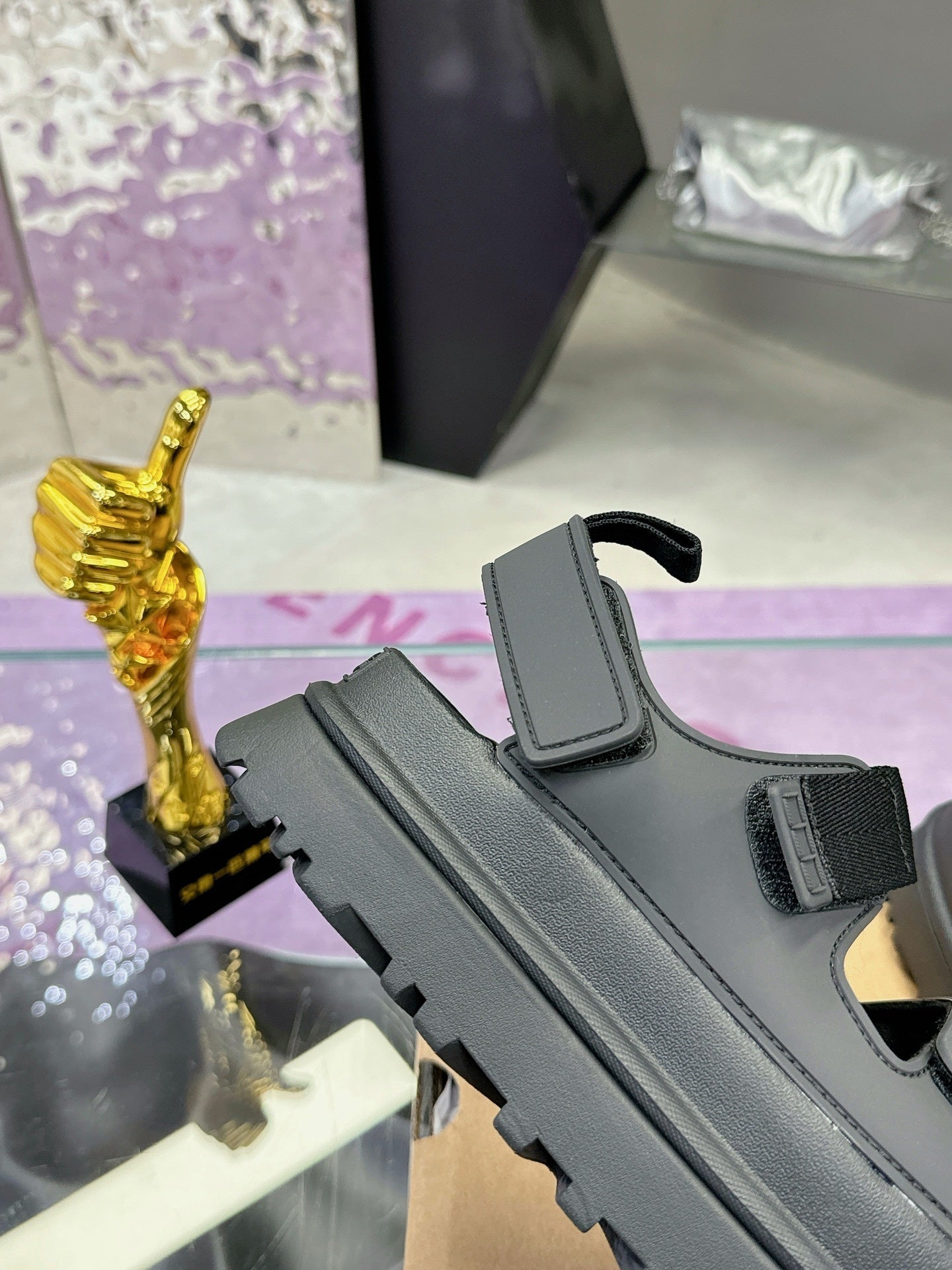 PLATFORM SANDALS – BLACK