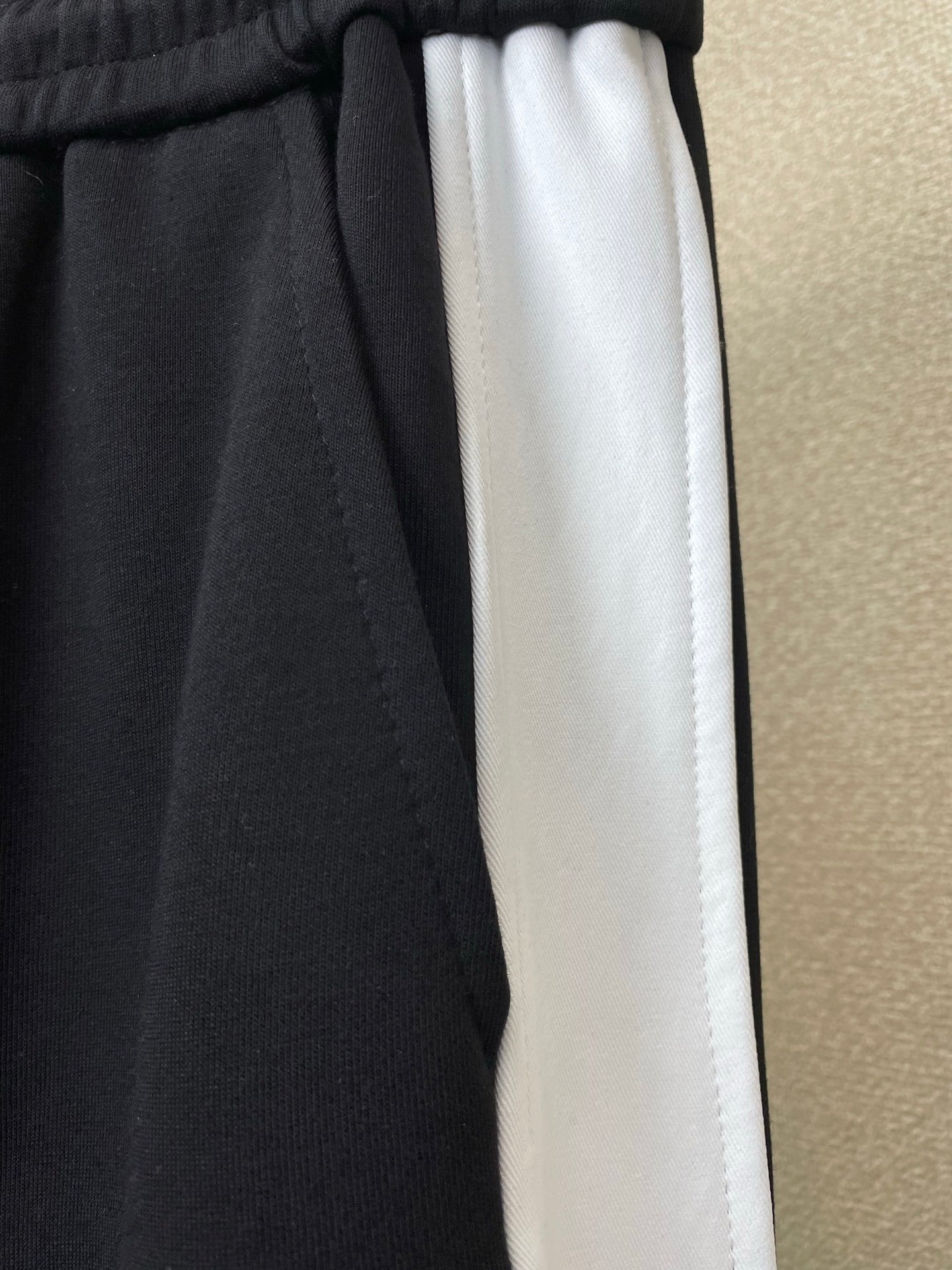 TWO-PIECE ZIP COLLAR SWEAT SET WITH CONTRAST DETAILS