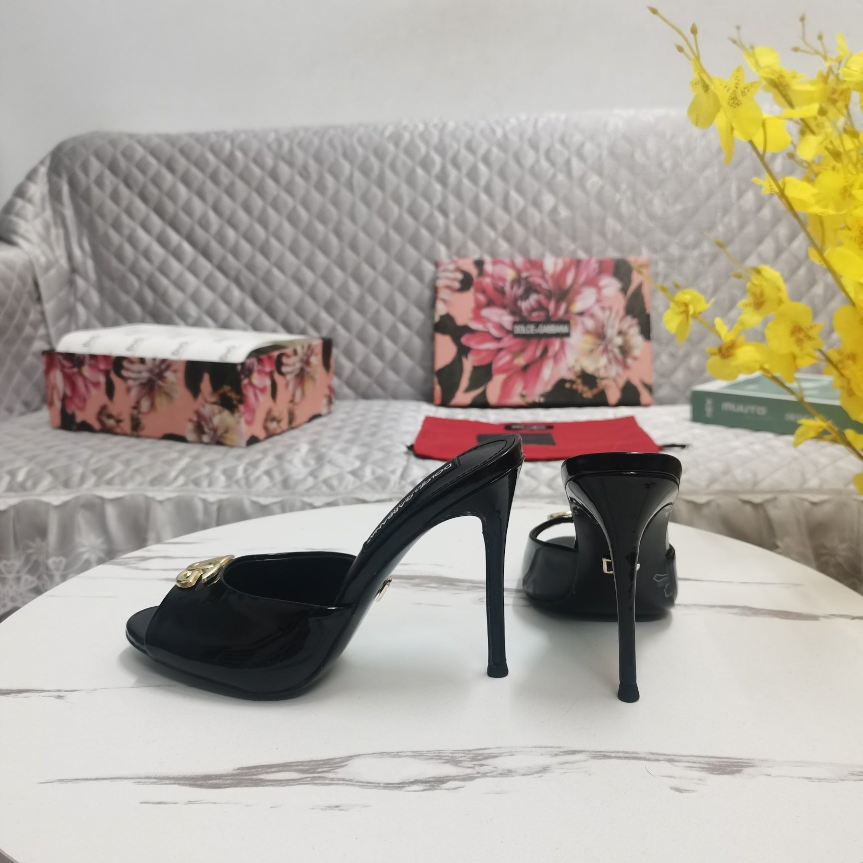 BLACK PATENT MULE HEEL SANDALS WITH GOLD LOGO DETAIL