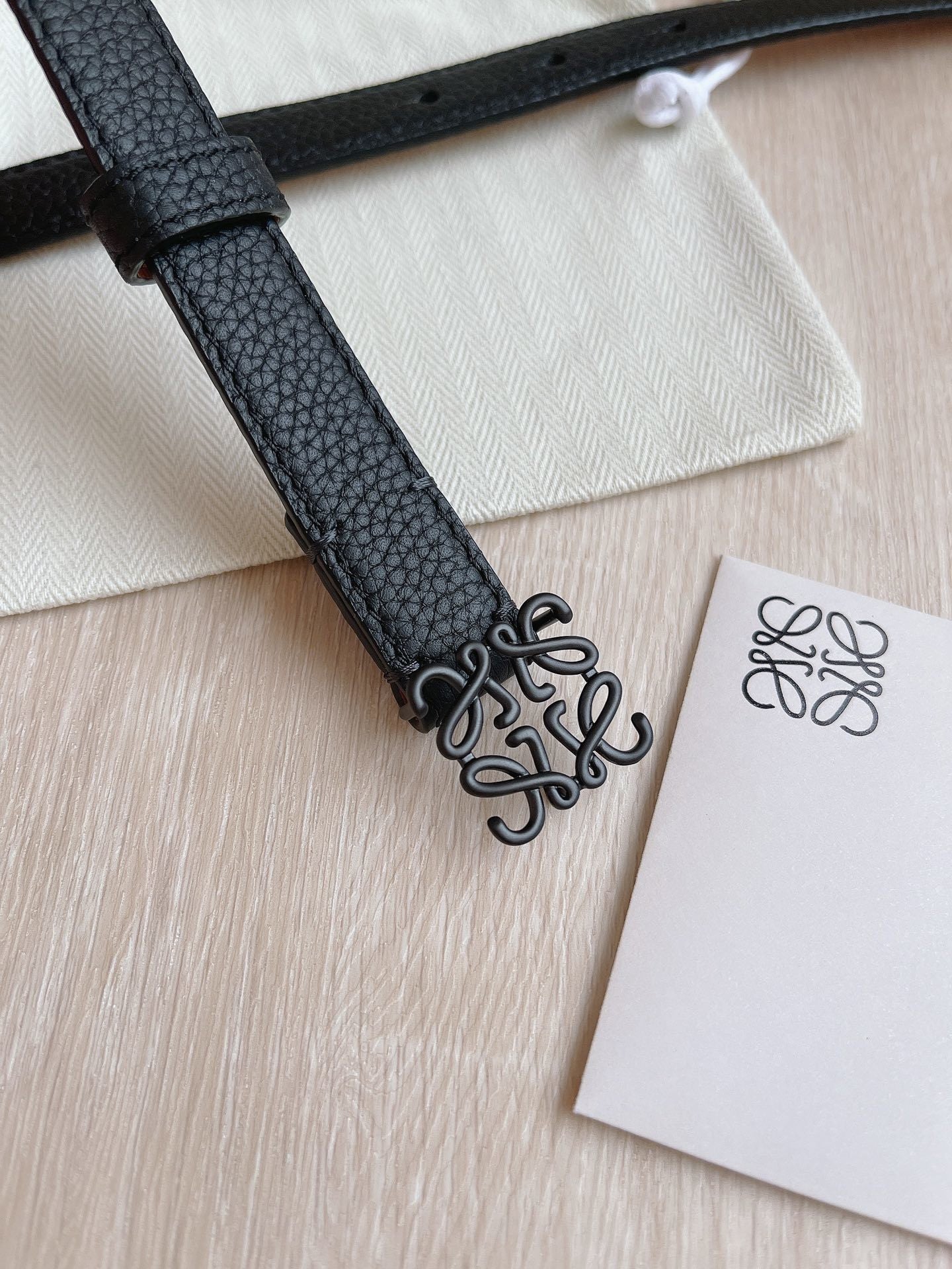 TEXTURED BLACK LEATHER BELT WITH MATTE LOGO BUCKLE