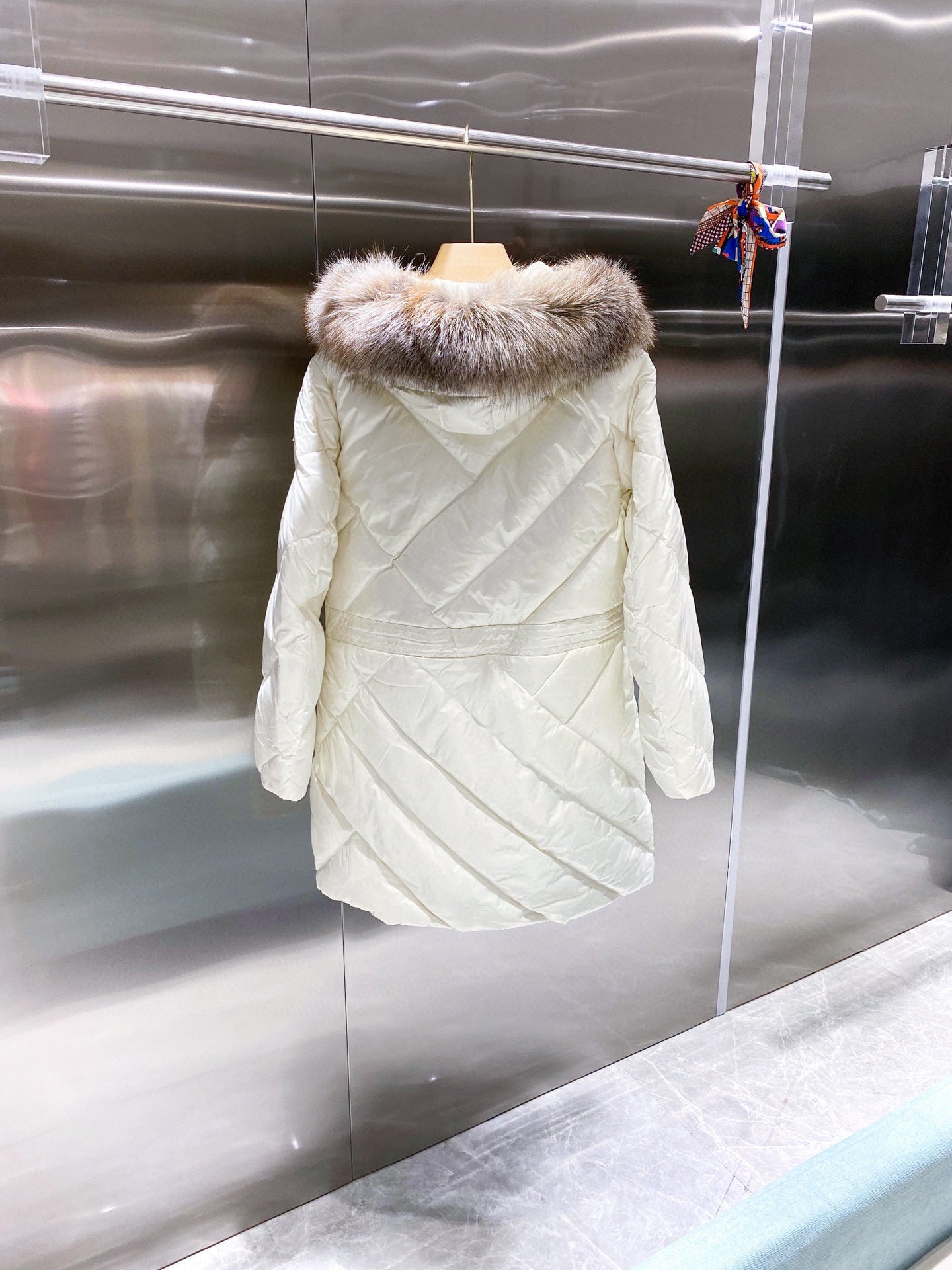 WOMEN’S WHITE QUILTED WINTER COAT WITH FAUX FUR HOOD