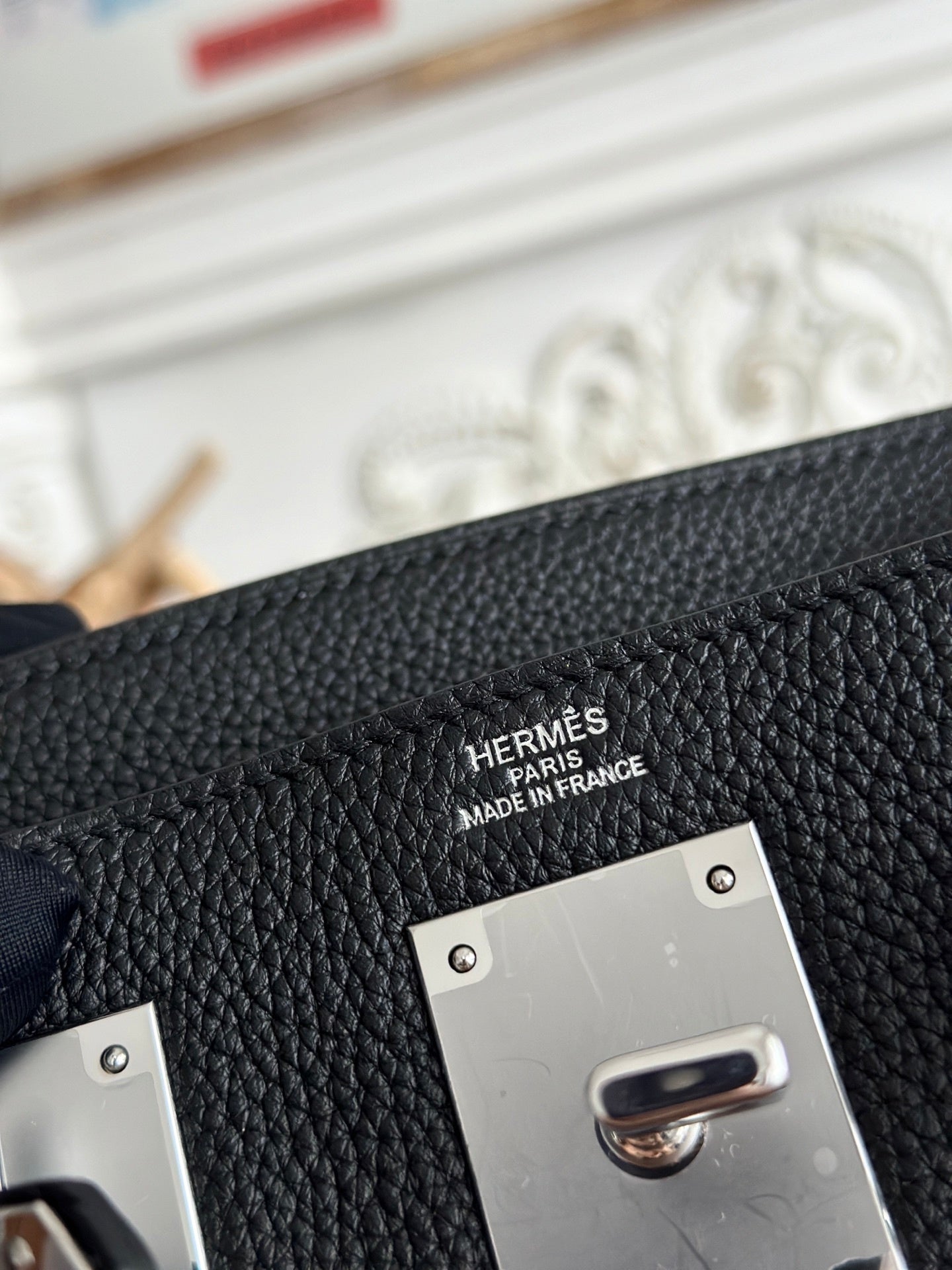 STRUCTURED LEATHER LOCK CROSSBODY BAG