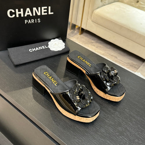 BLACK QUILTED PLATFORM SLIDE SANDALS WITH FLORAL DETAIL