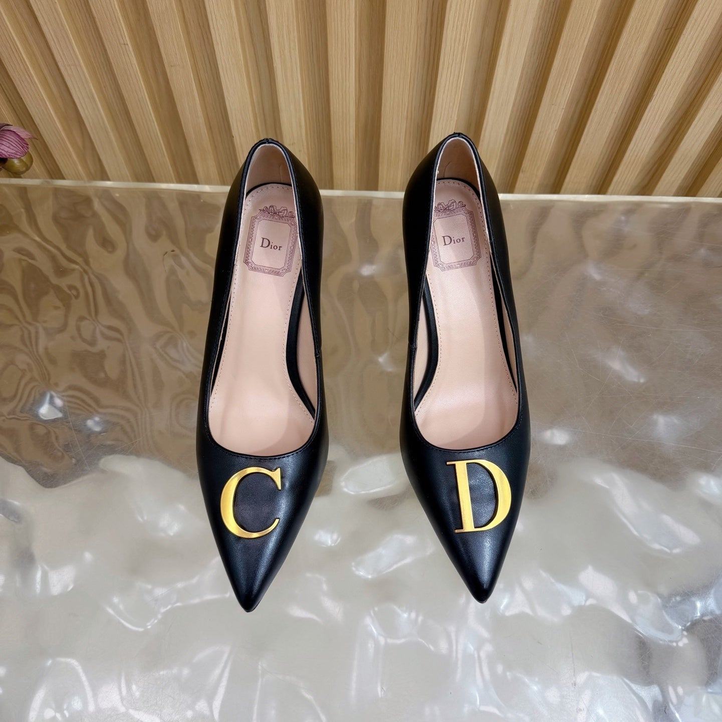 ELEGANT POINTED-TOE LEATHER PUMPS WITH GOLD HARDWARE