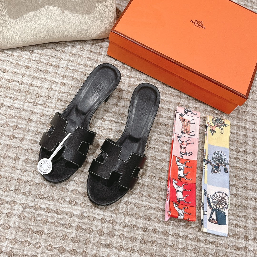 BLACK LEATHER BLOCK HEEL SLIDES