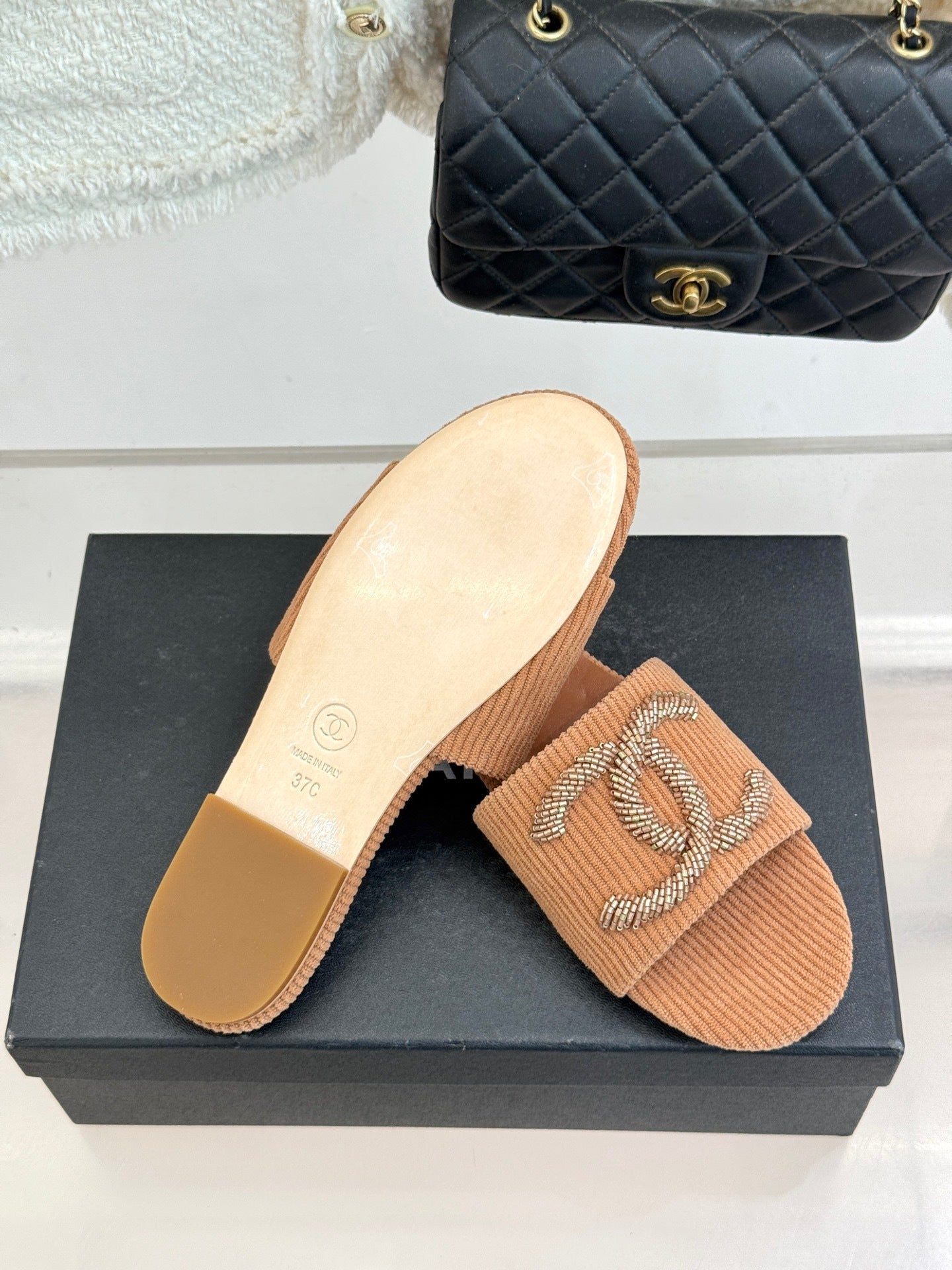 BEIGE TEXTURED SLIDE SANDALS