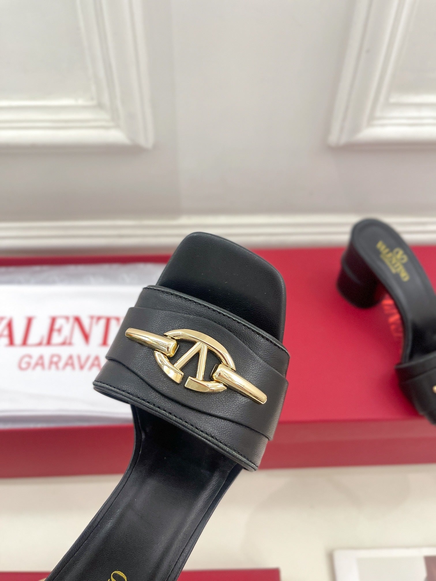 MID-HEEL SLIDE SANDALS – BLACK LEATHER WITH GOLD-TONE HARDWARE