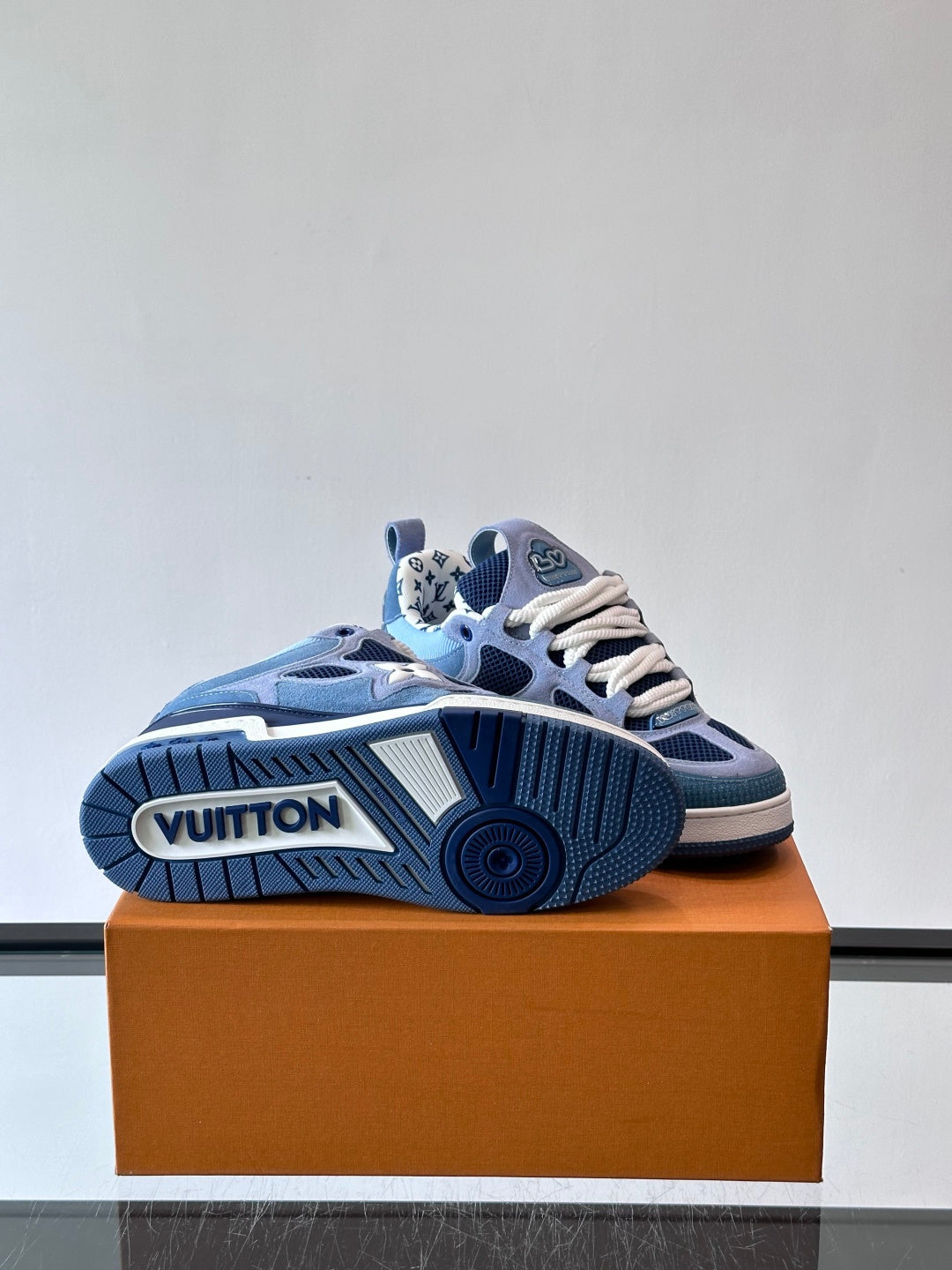 BLAU-GRAUE NIEDRIGE SNEAKER MIT MESH-EINSÄTZEN