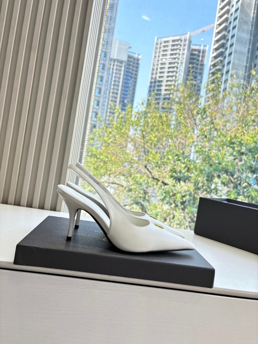 ELEGANT WHITE POINTED-TOE SLINGBACK HEELS