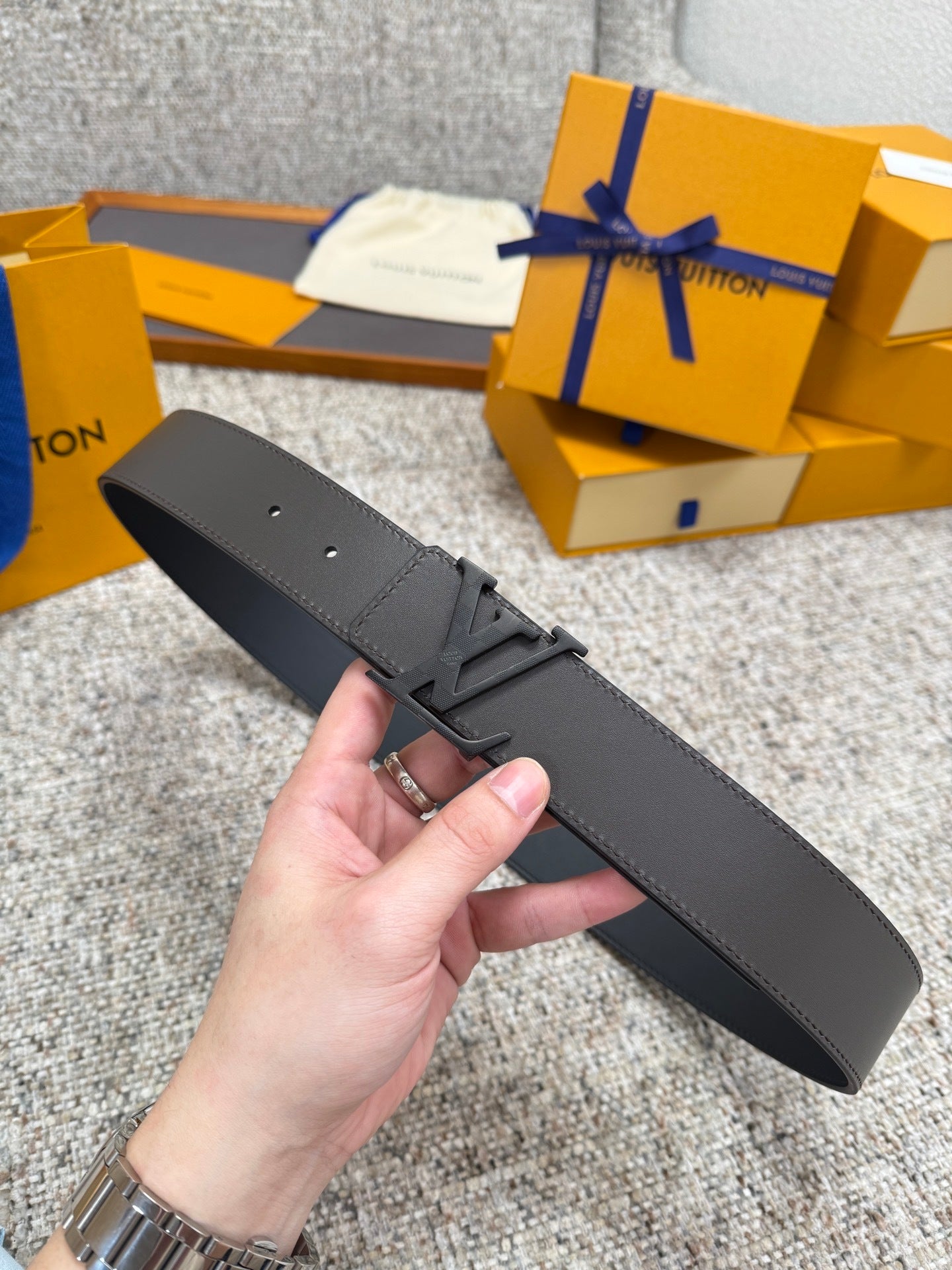 MINIMAL LEATHER BELT – MATTE BUCKLE STYLE