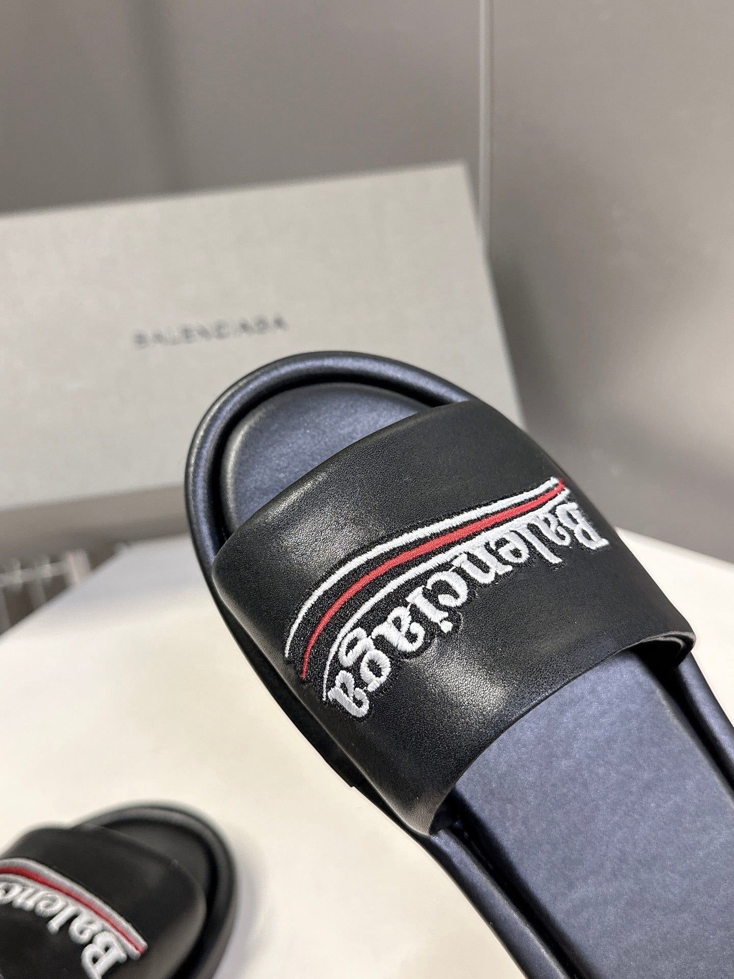 BLACK LOGO SLIDE SANDALS