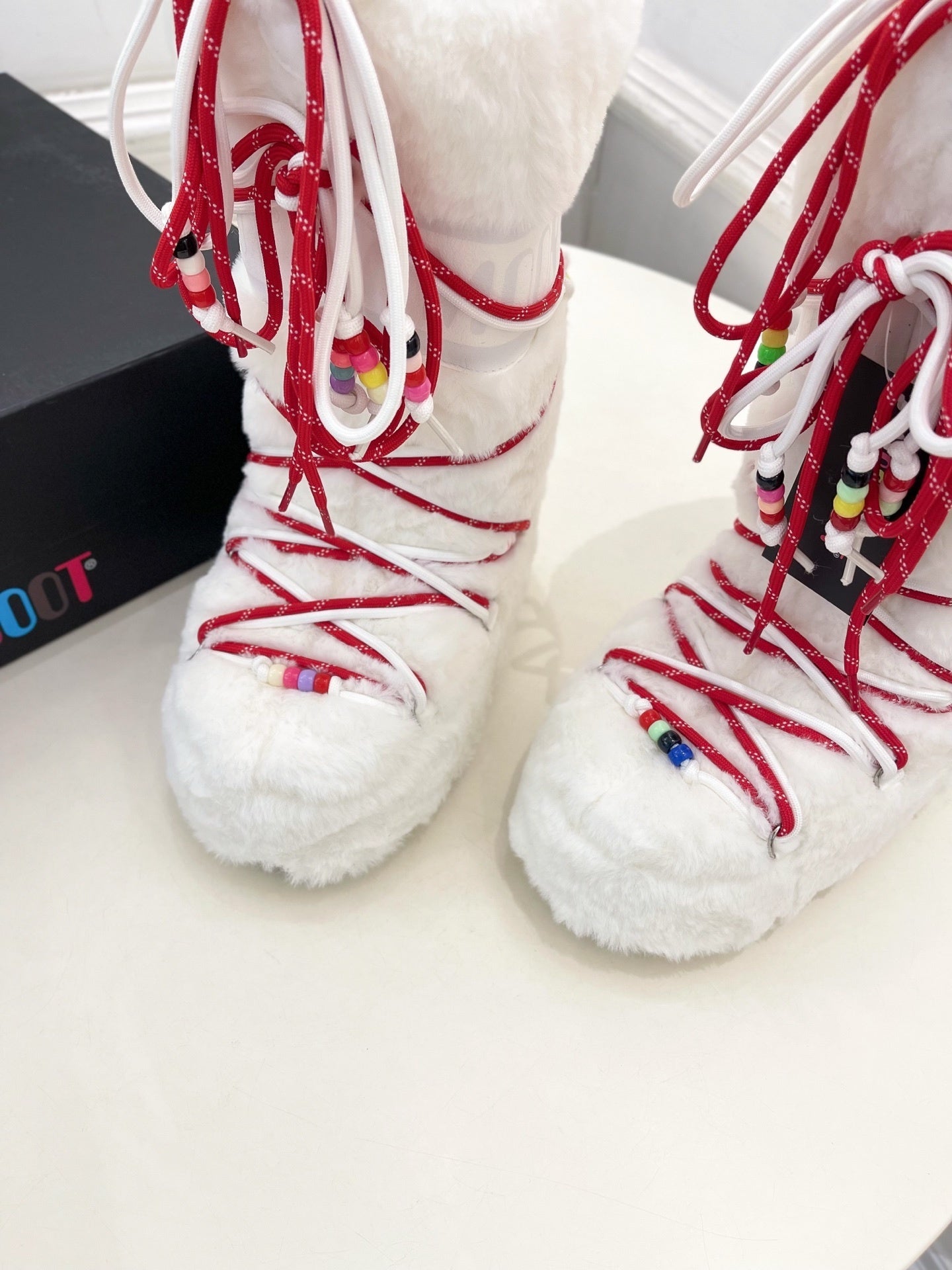 WHITE FAUX FUR LINED WINTER BOOTS WITH DECORATIVE LACES