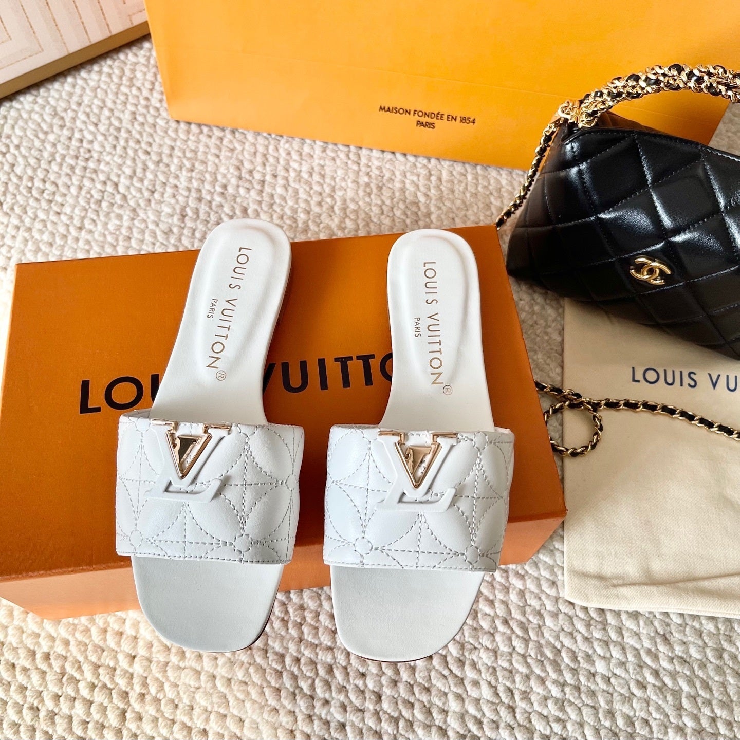 QUILTED LEATHER LOGO SLIDE SANDALS – WHITE