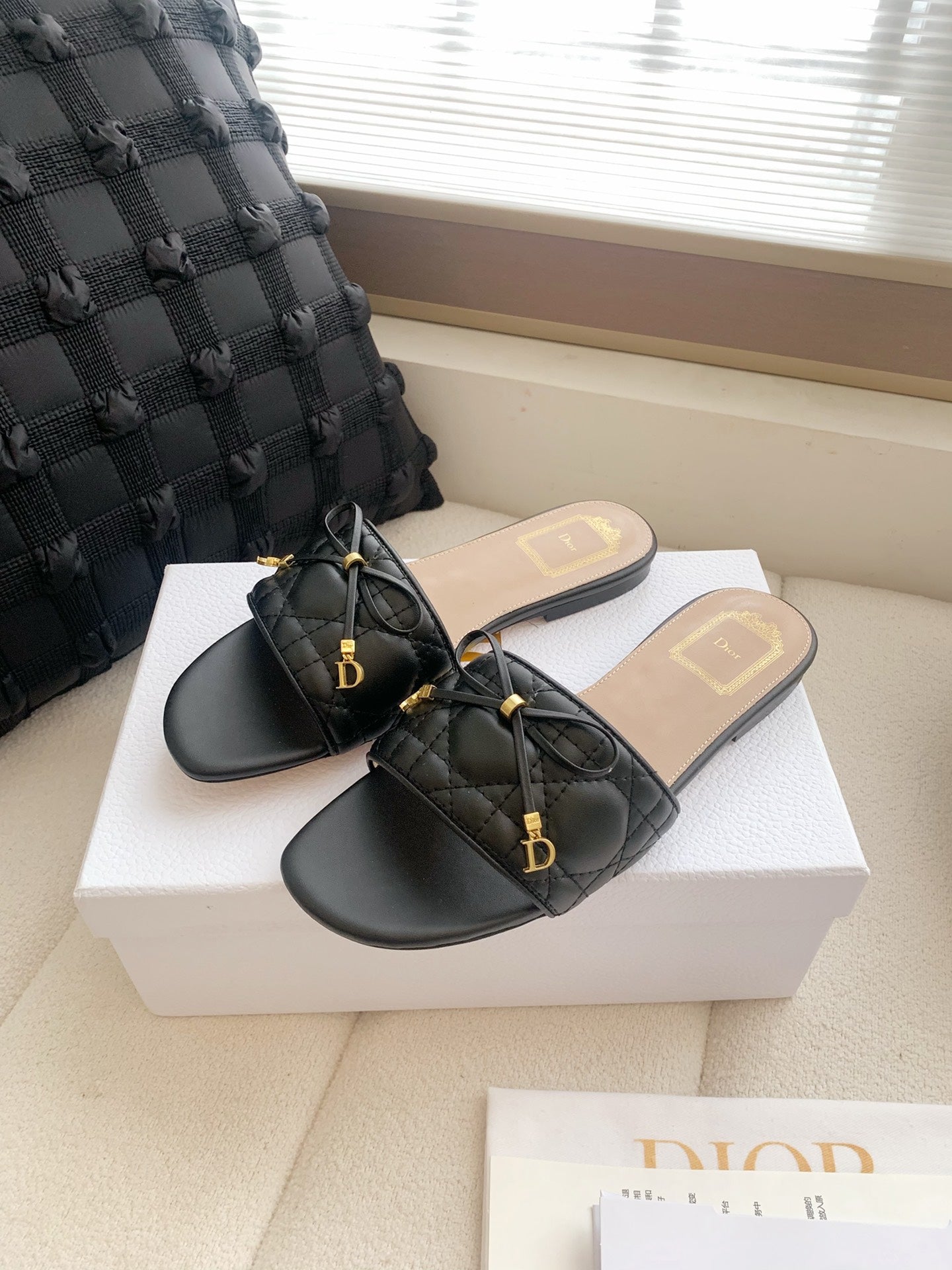 BLACK QUILTED BOW SLIDE SANDALS