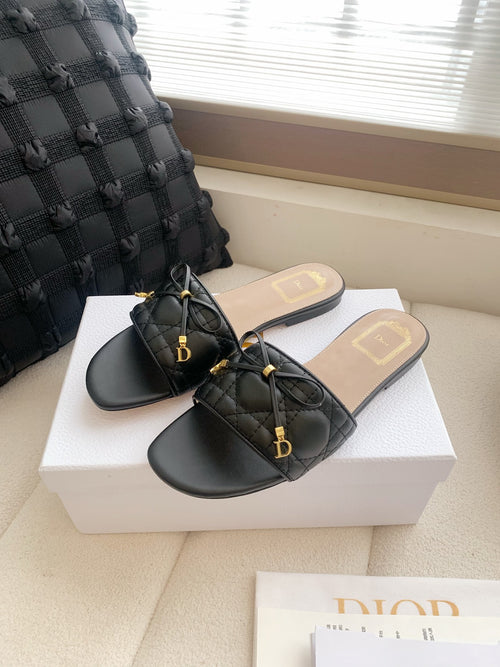 BLACK QUILTED BOW SLIDE SANDALS