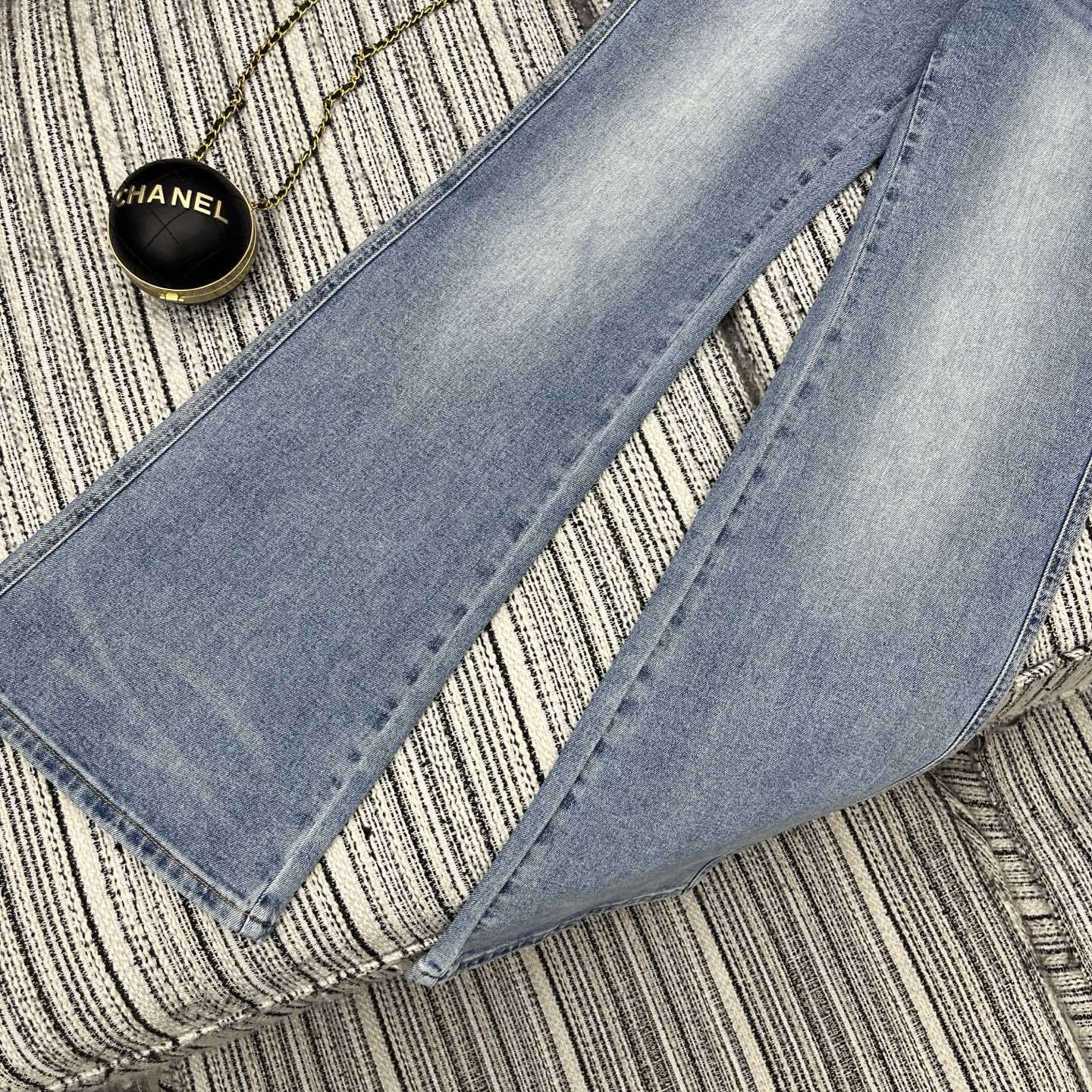 HIGH-RISE STRAIGHT LEG JEANS