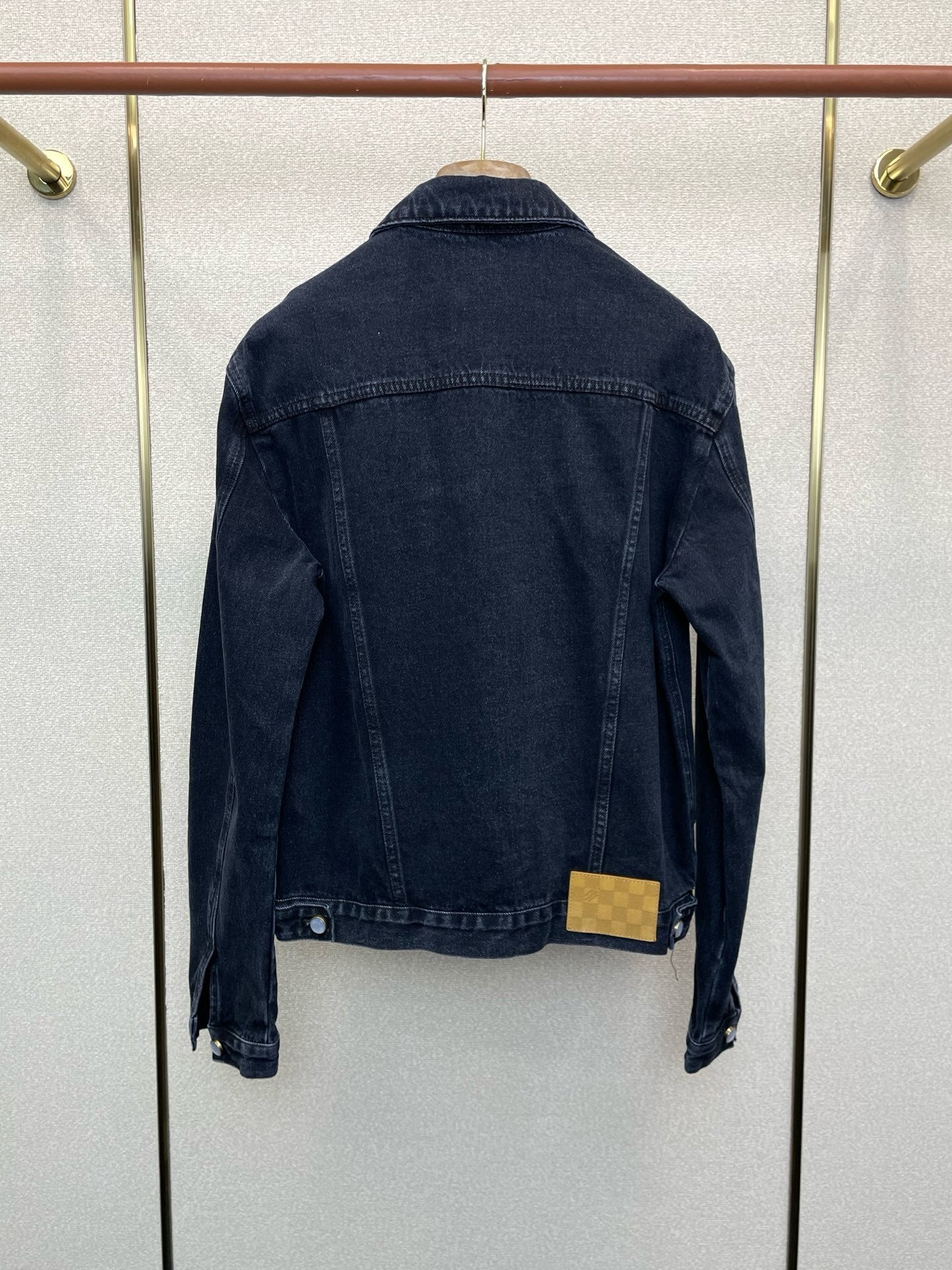 Dunkel gewaschene Jeansjacke mit Stickereidetails