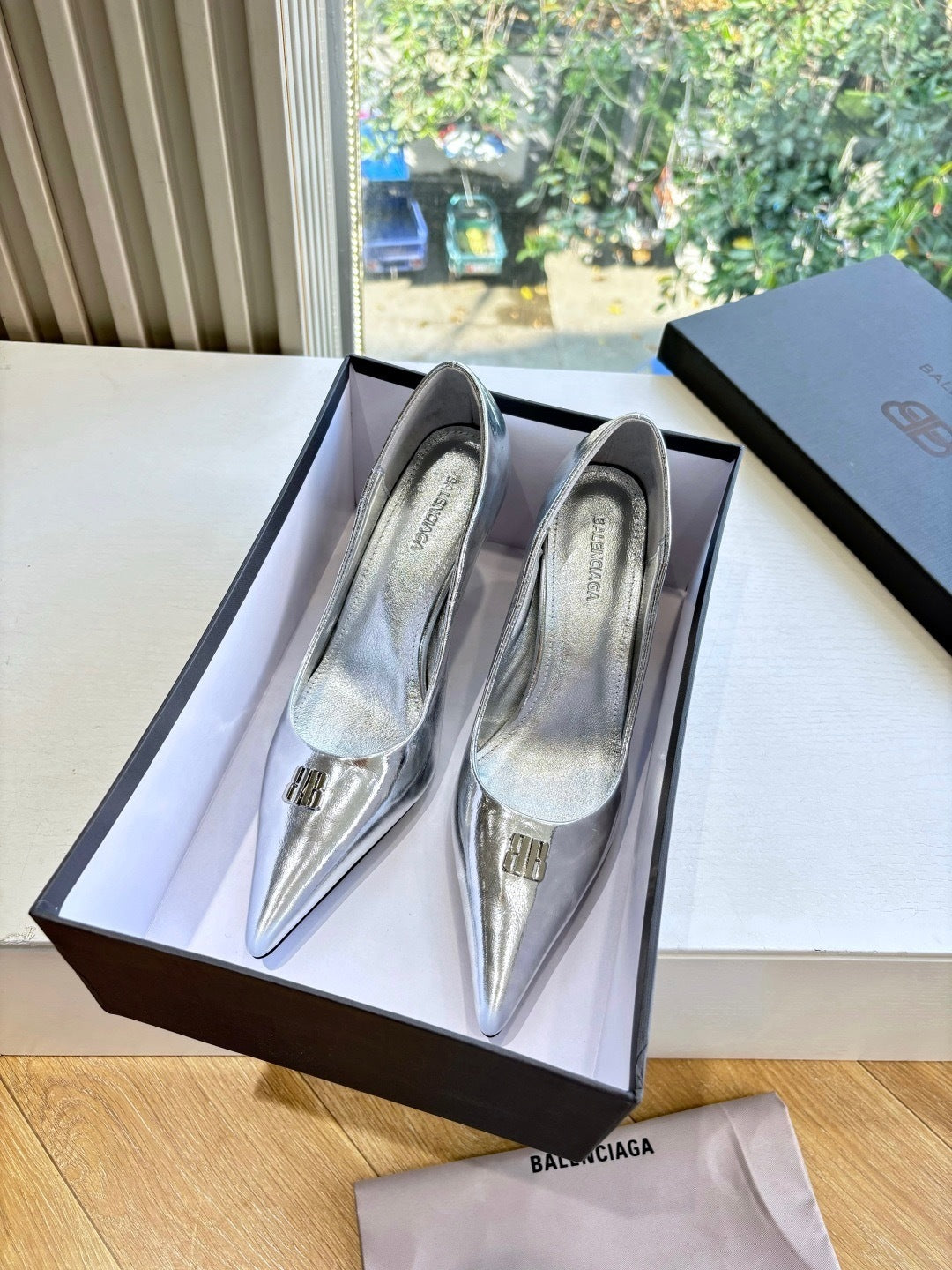 METALLIC SILVER POINTED-TOE HIGH HEEL PUMPS