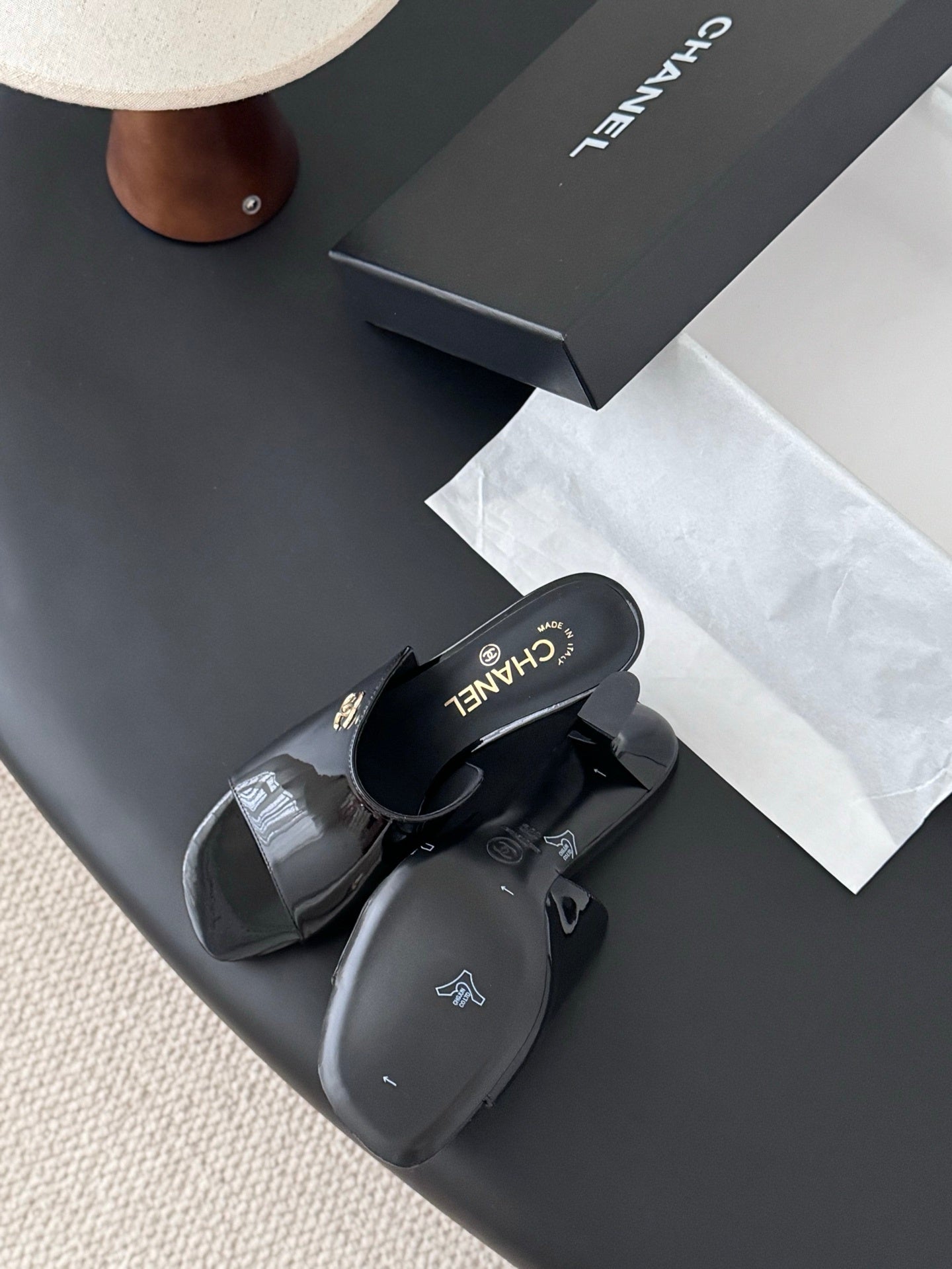 BLACK GLOSSY SLIDE SANDALS