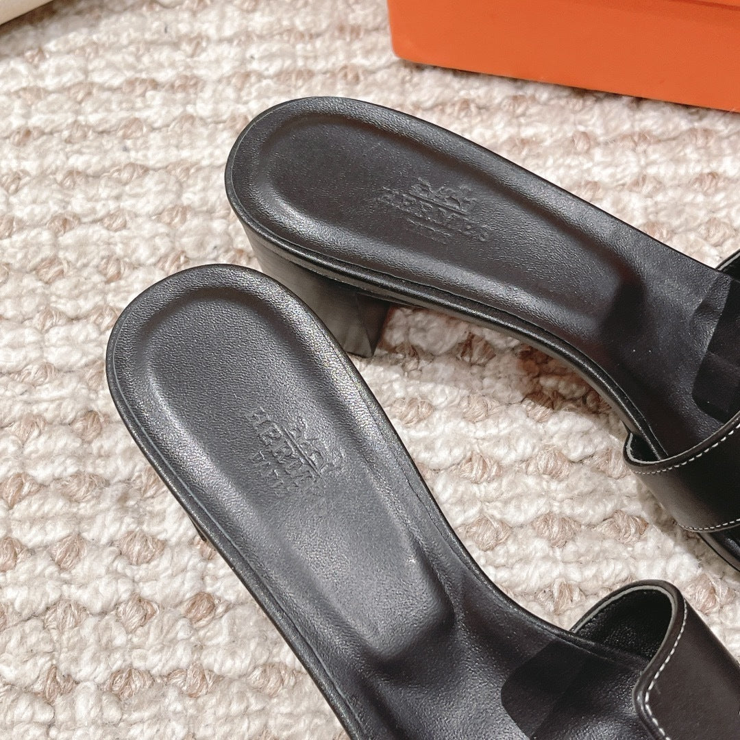 BLACK LEATHER BLOCK HEEL SLIDES
