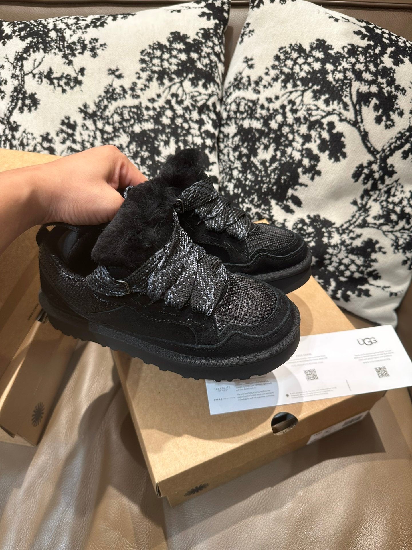 COZY PLATFORM SNEAKERS – BLACK