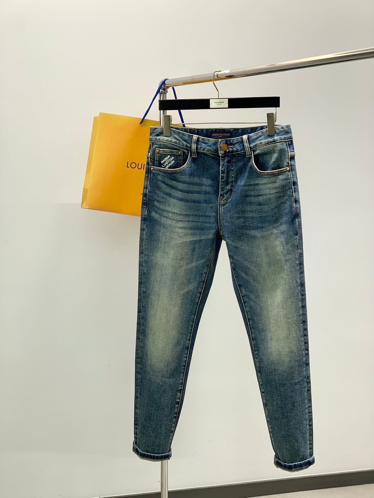 Schmal geschnittene, verwaschene Jeans