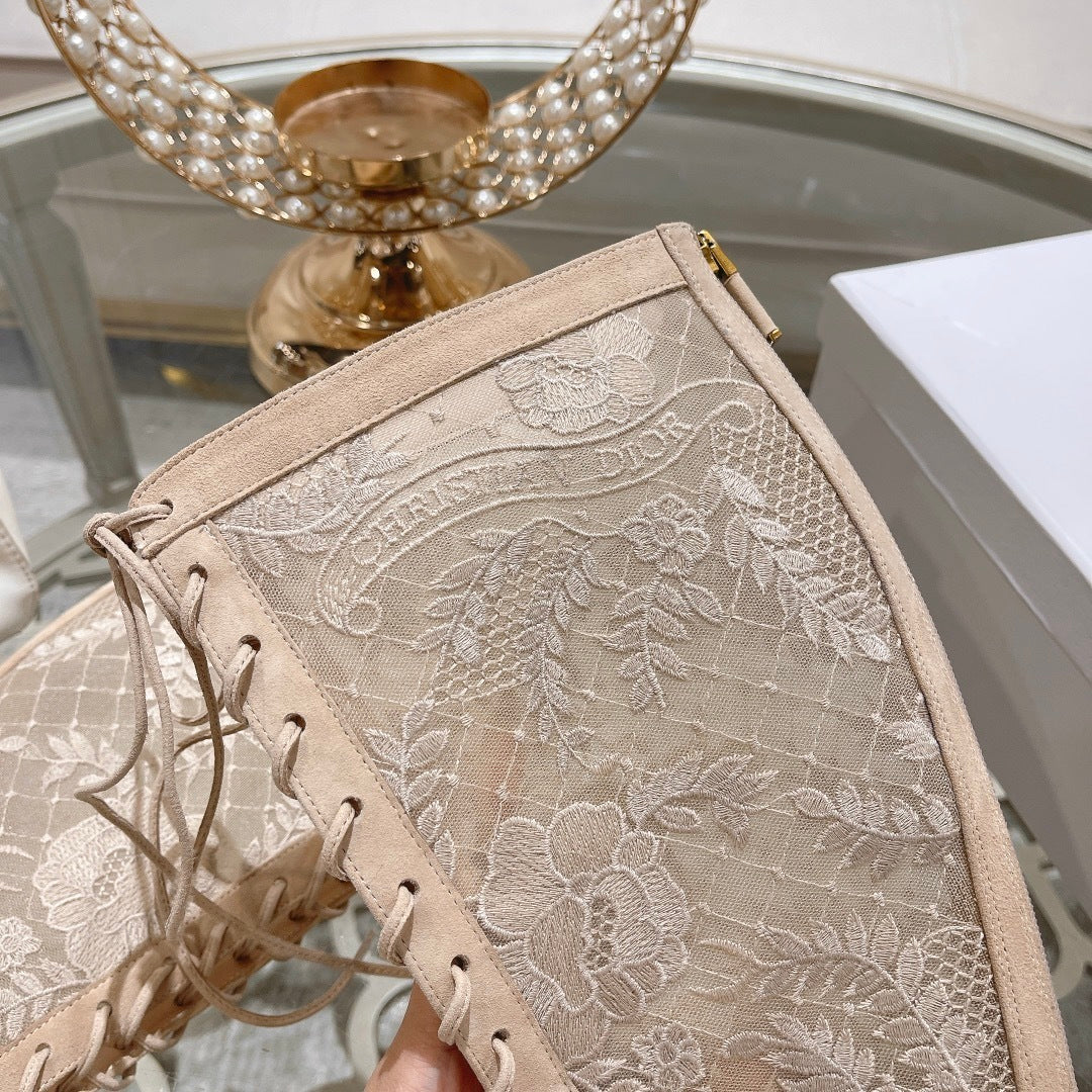 BEIGE LACE KNEE-HIGH LACE-UP BOOTS WITH BLOCK HEEL