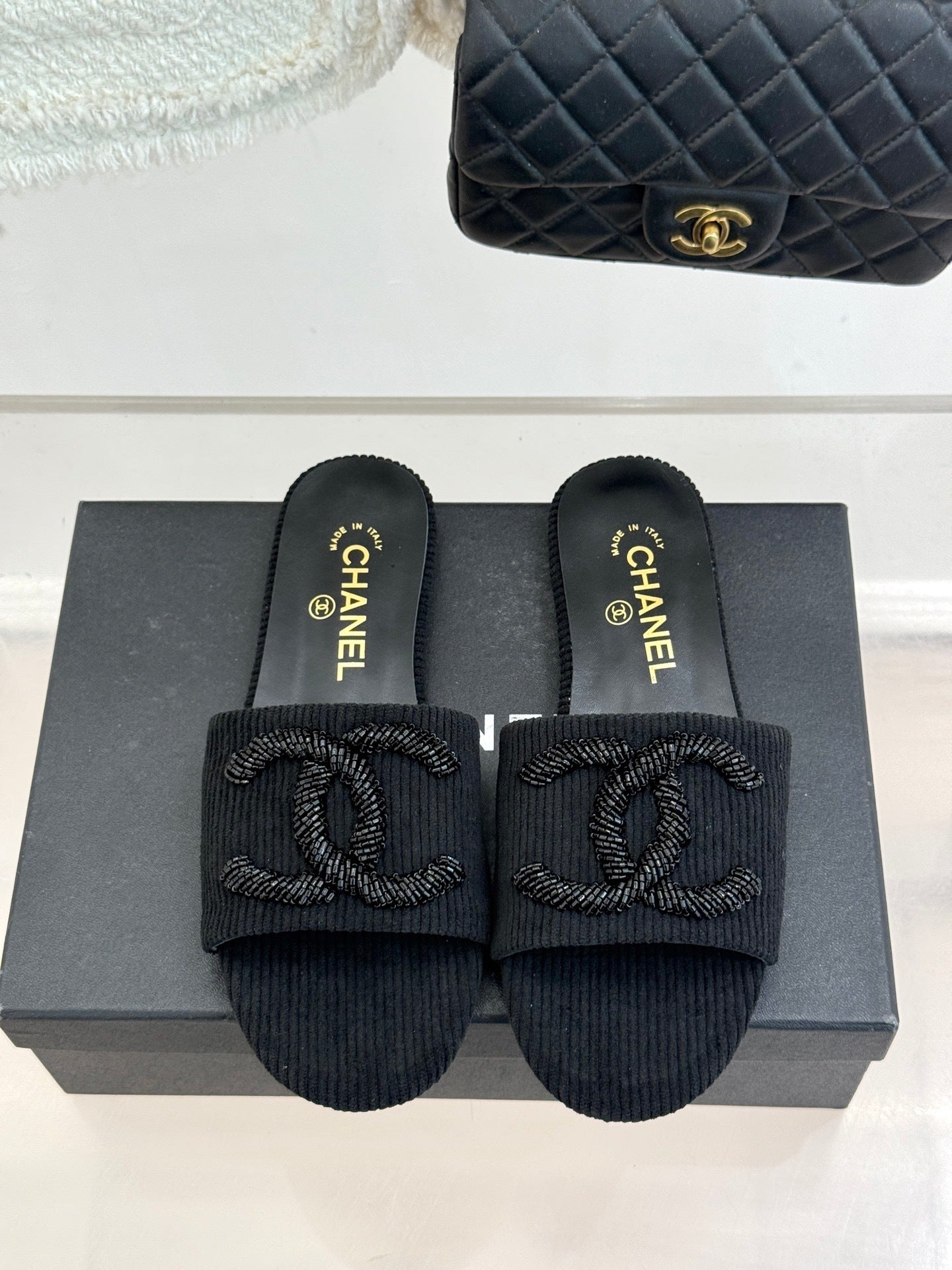 BLACK TEXTURED SLIDE SANDALS