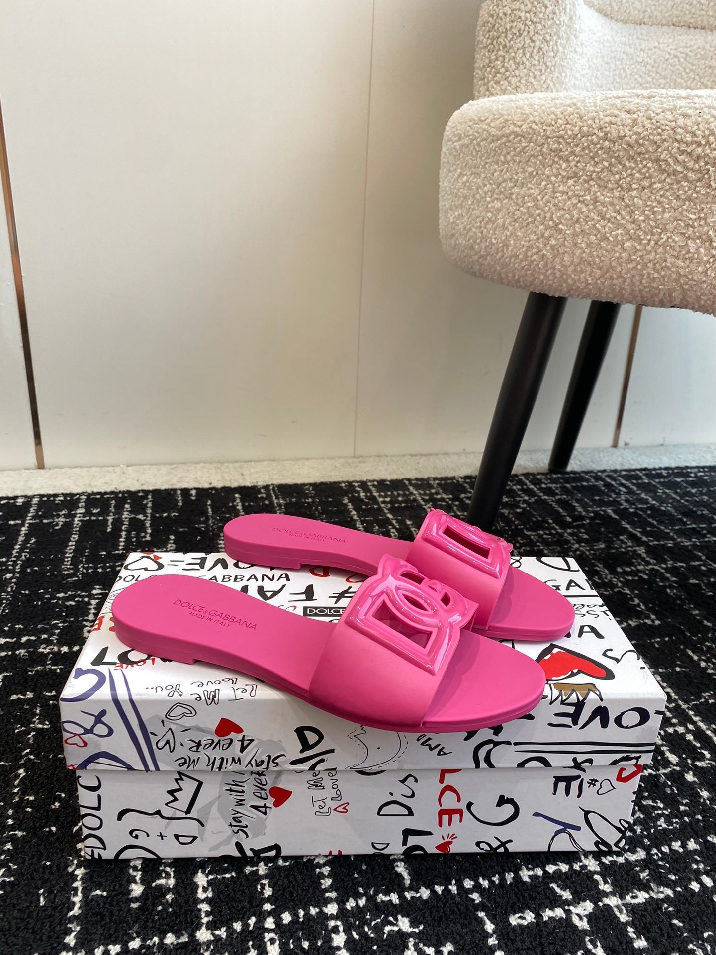 PINK LOGO RUBBER SLIDES