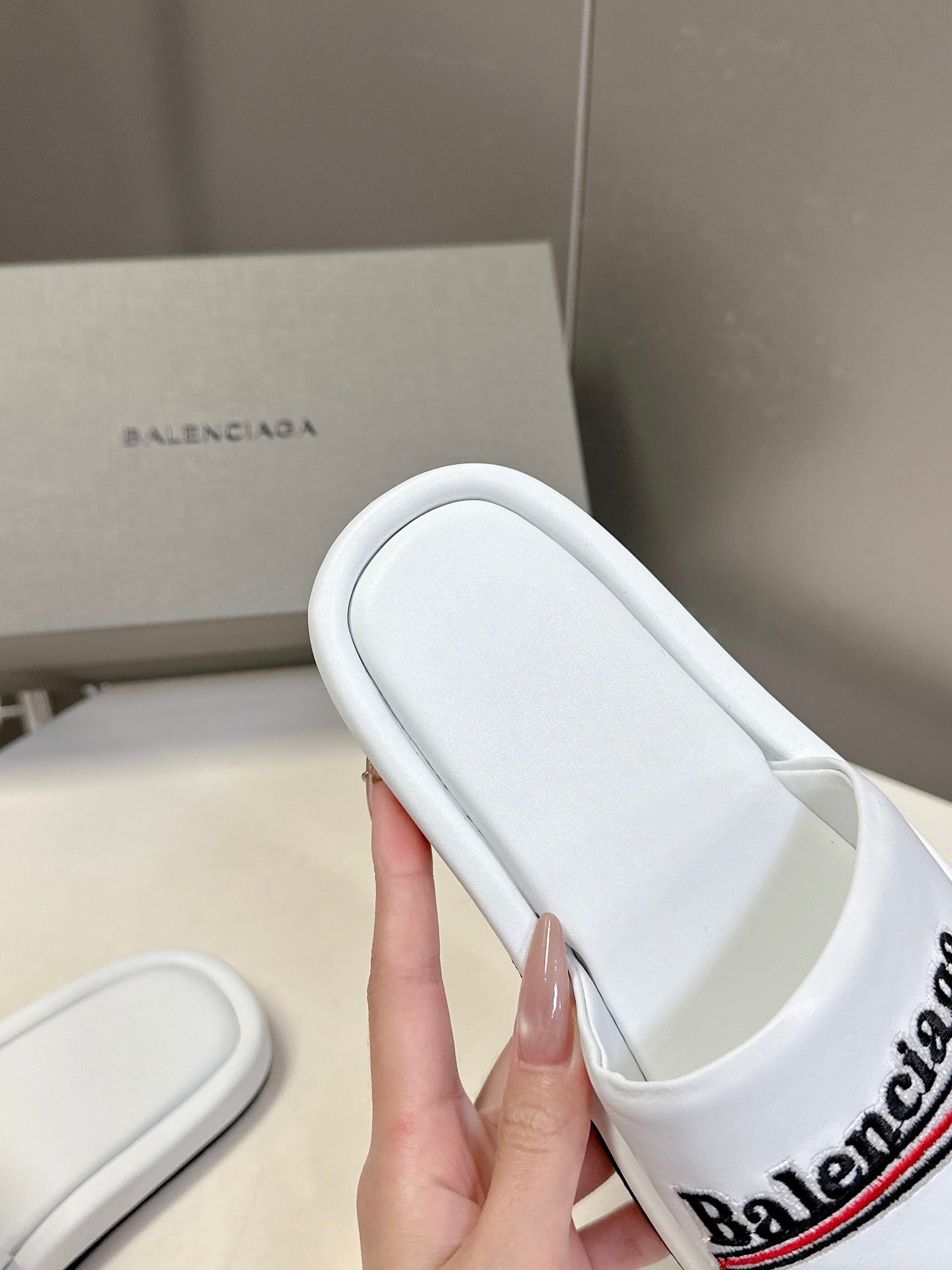 WHITE LOGO SLIDE SANDALS