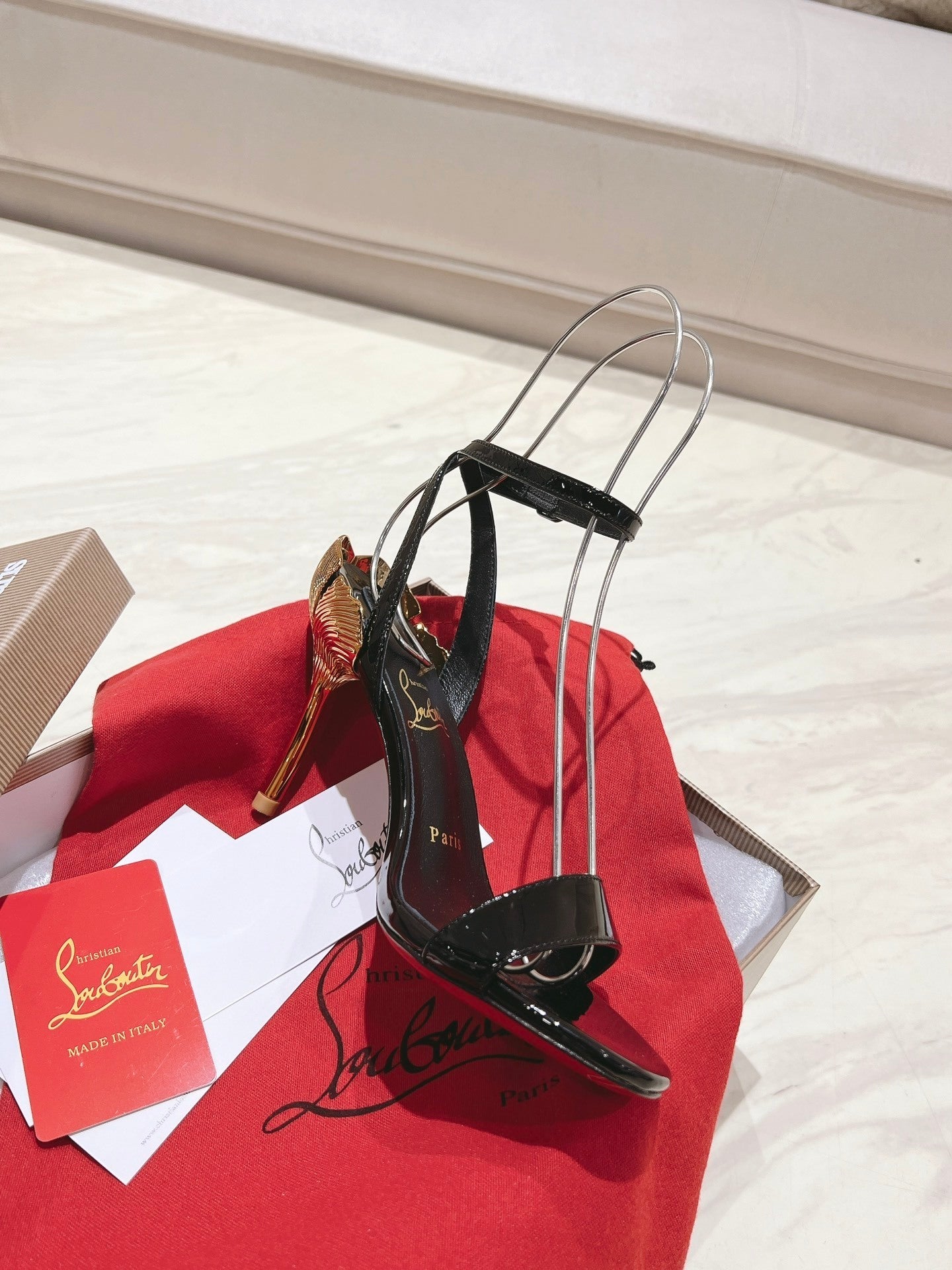 BLACK PATENT ANKLE-STRAP SANDALS WITH GOLD SCULPTED HEEL