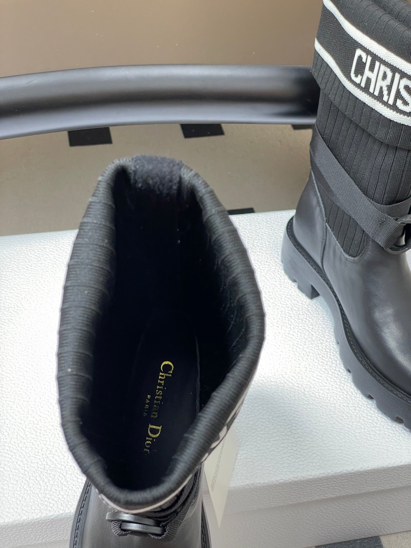 Schwarze, wadenhohe Lederstiefel mit geripptem Strickbündchen und Profilsohle