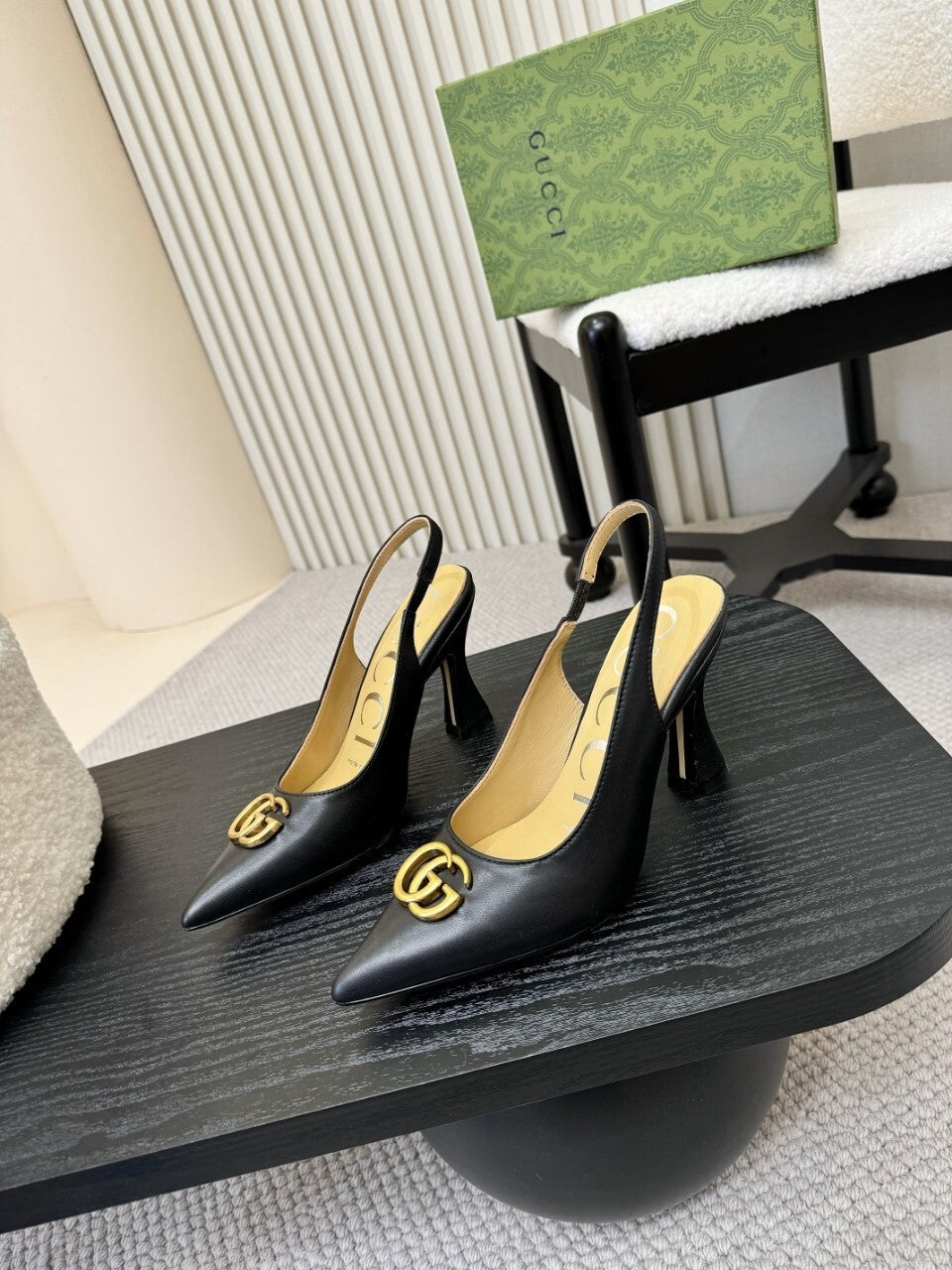 CLASSIC SLINGBACK HEELS WITH GOLD LOGO DETAIL
