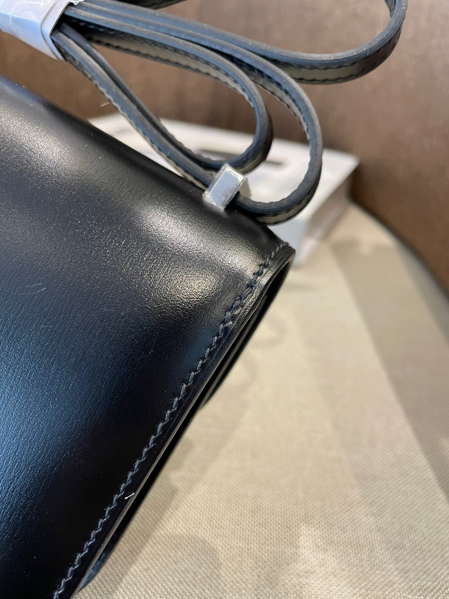 BLACK SMOOTH STRUCTURED CROSSBODY BAG