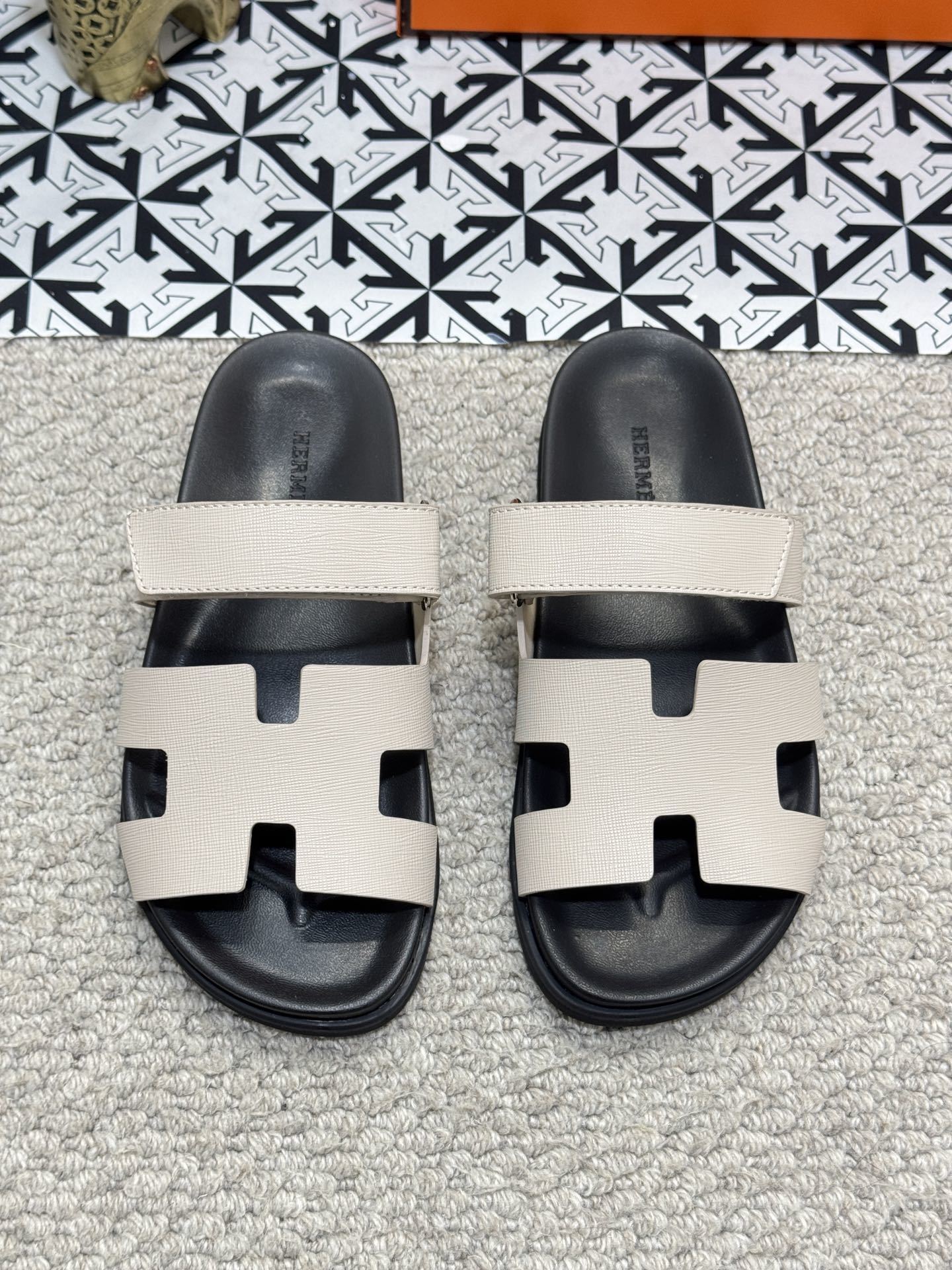 DUAL-TONE LEATHER SLIDE SANDALS