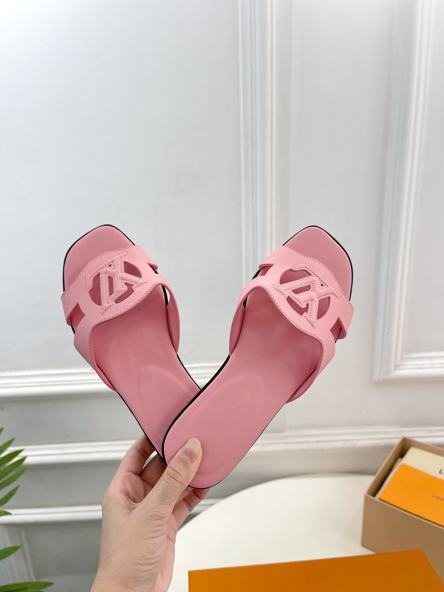PASTEL PINK LOGO CUT-OUT FLAT SLIDES
