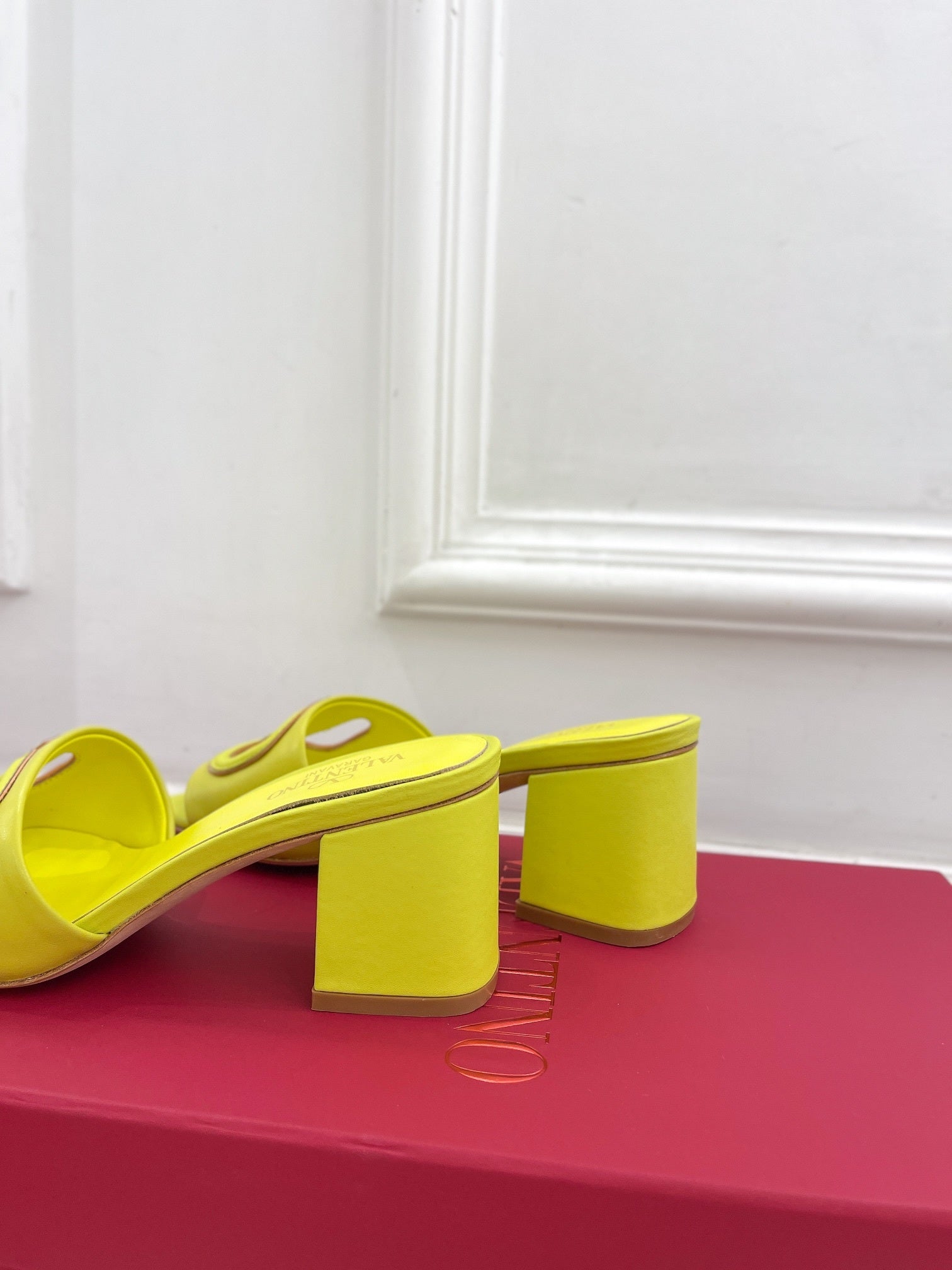 MID-HEEL SLIDE SANDALS – LIME GREEN WITH TONAL DETAIL