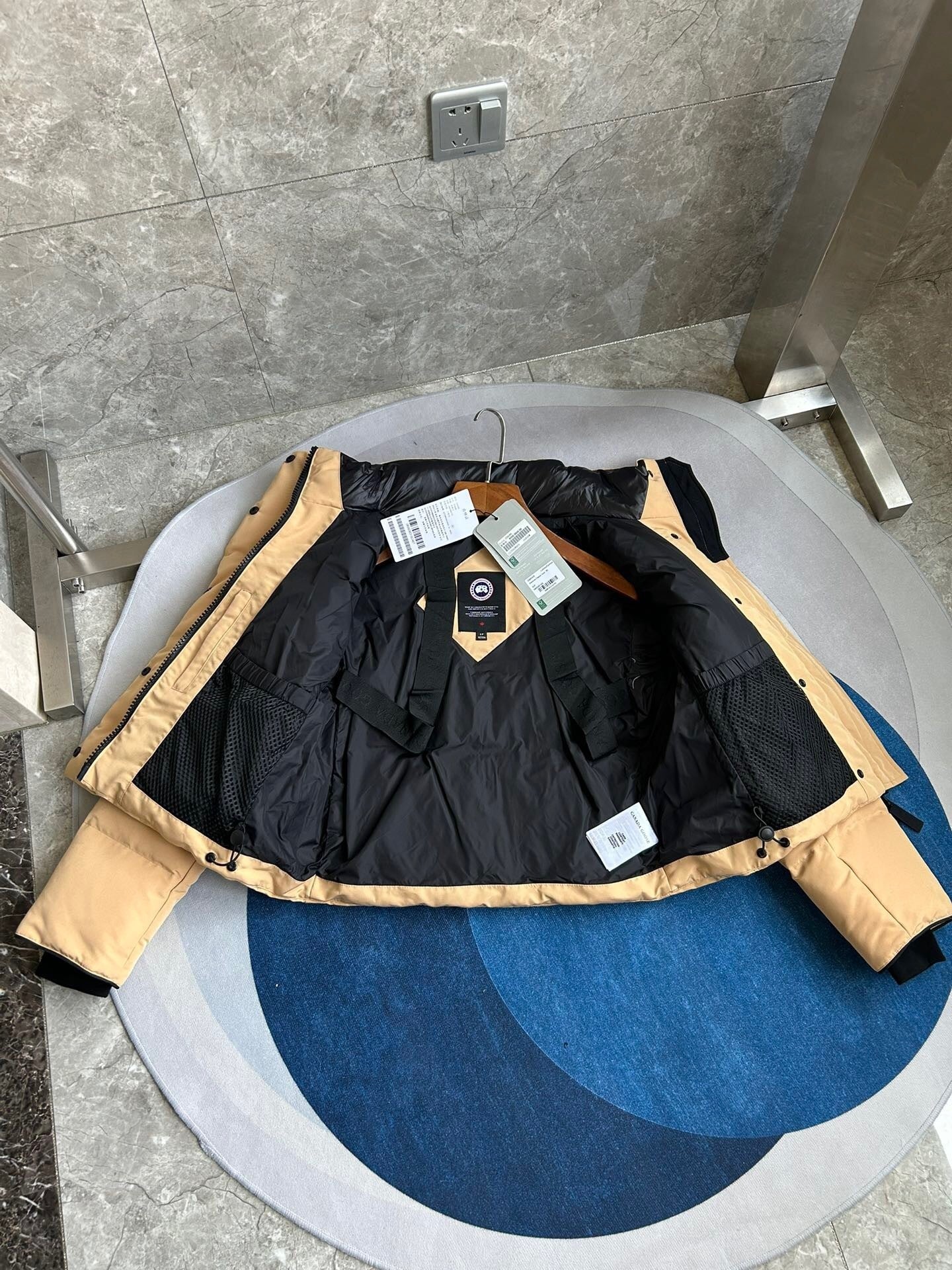 WOMEN’S CROPPED PADDED PUFFER JACKET WITH STAND COLLAR