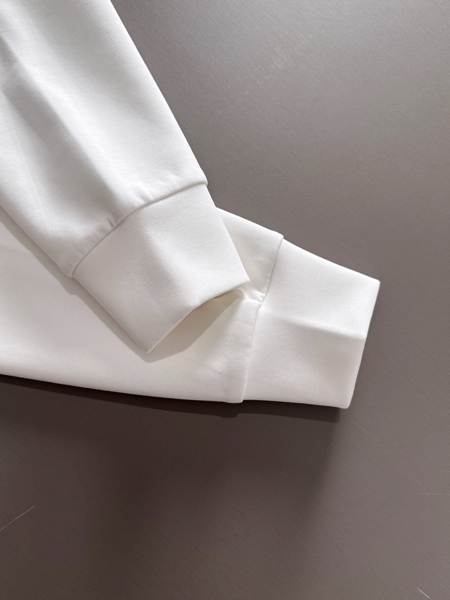 MINIMAL EMBROIDERED CREWNECK SWEATSHIRT