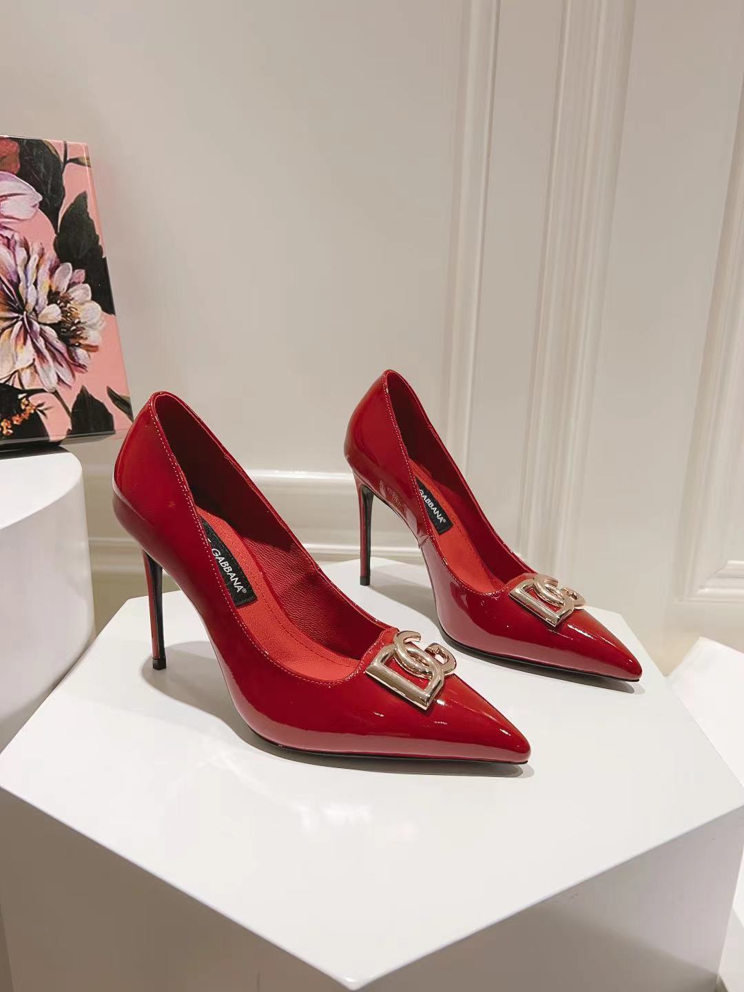 RED PATENT POINTED TOE HEEL PUMPS