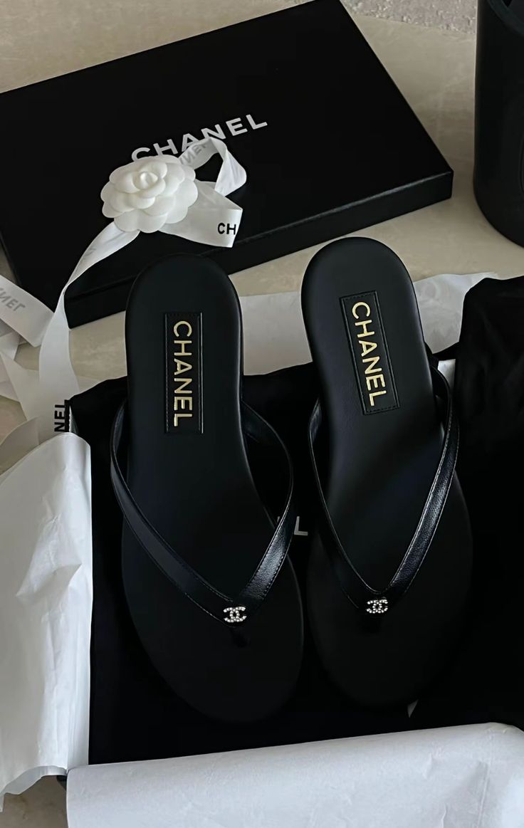 CLASSIC BLACK THONG SANDALS WITH CRYSTAL ACCENT