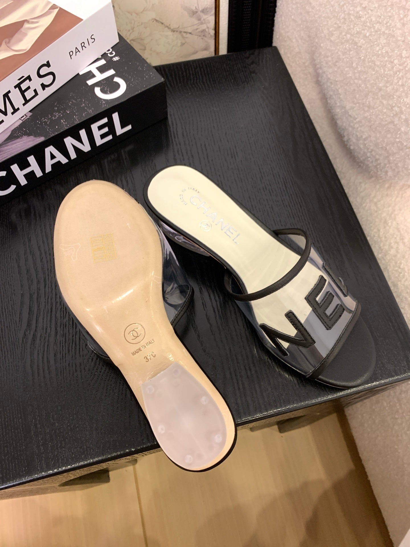 CLEAR LOGO STRAP FLAT SLIDES – BLACK