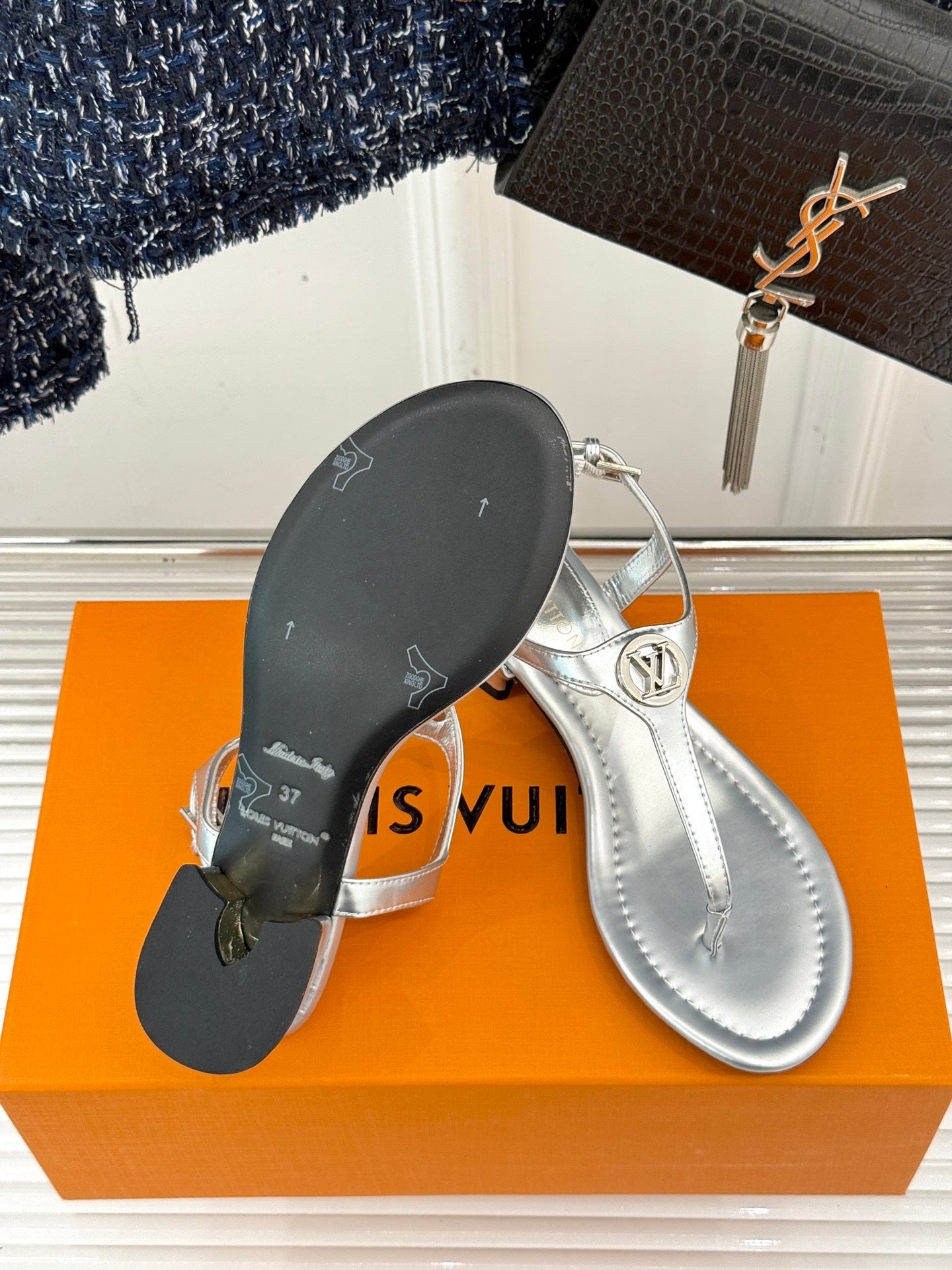 METALLIC T-STRAP MEDALLION SANDALS – SILVER