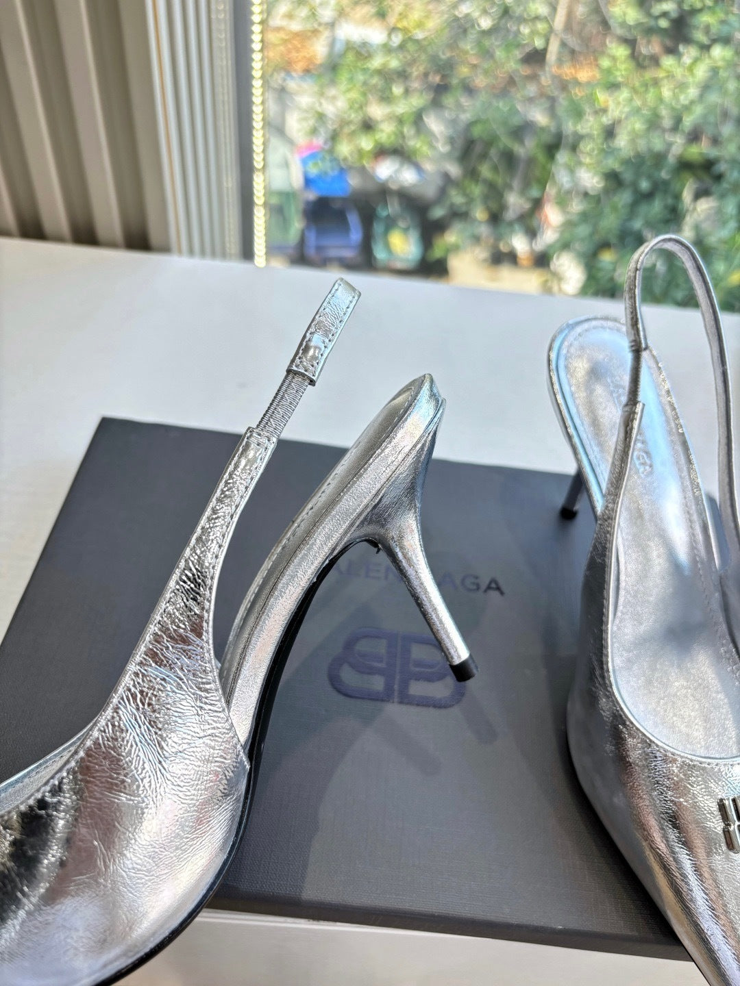 SILBERNE SLINGBACK-STILETTO-PANTOFFELN MIT SPITZER ZEHENAUSSEITE