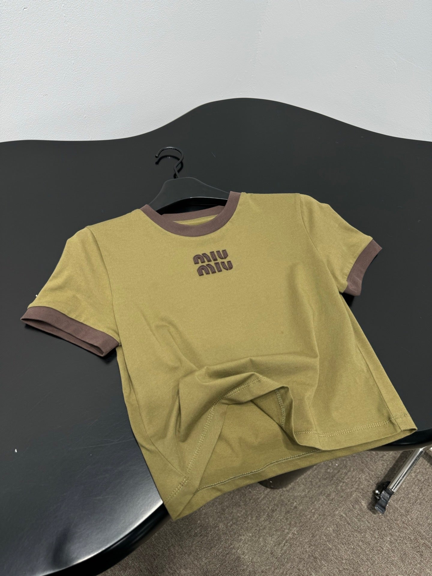CONTRAST TRIM LOGO CROPPED T-SHIRT
