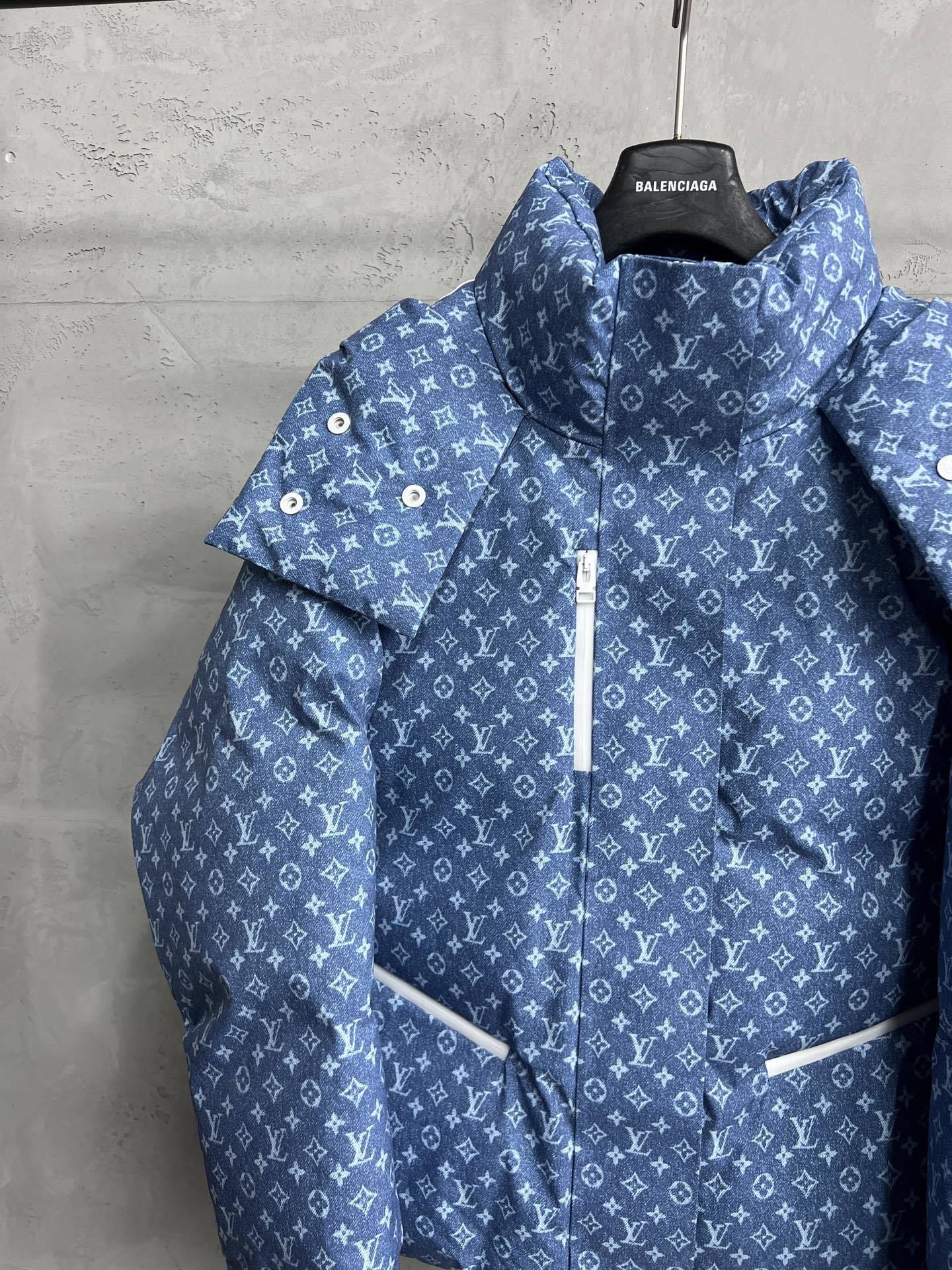 ALL-OVER PATTERN PUFFER JACKET WITH HOOD