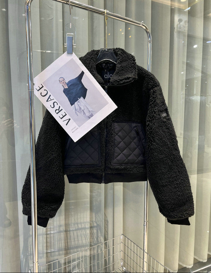 CHAQUETA DE PELUCHE CORTA CON PANELES ACOLCHADOS